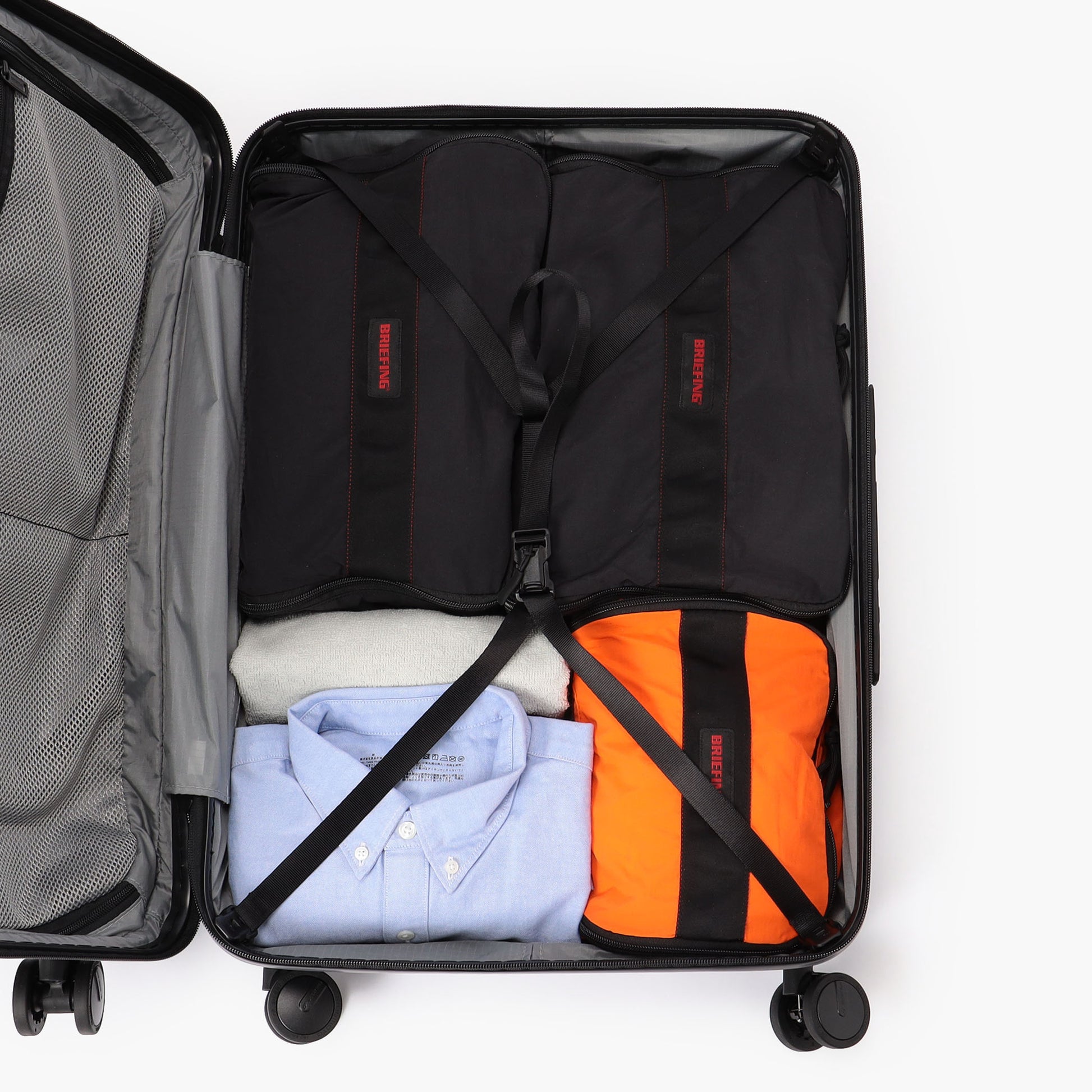 収納したアイテムはベルトで固定していただけます。