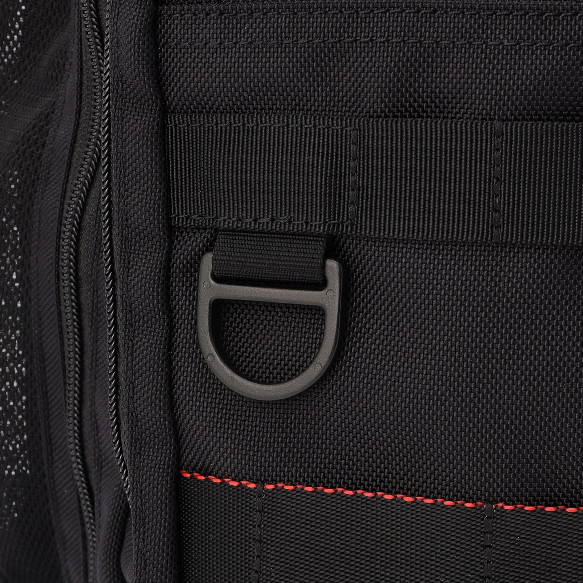 Dカンだけでなく各所にはウェービングテープも配し、拡張性に優れる仕様に。