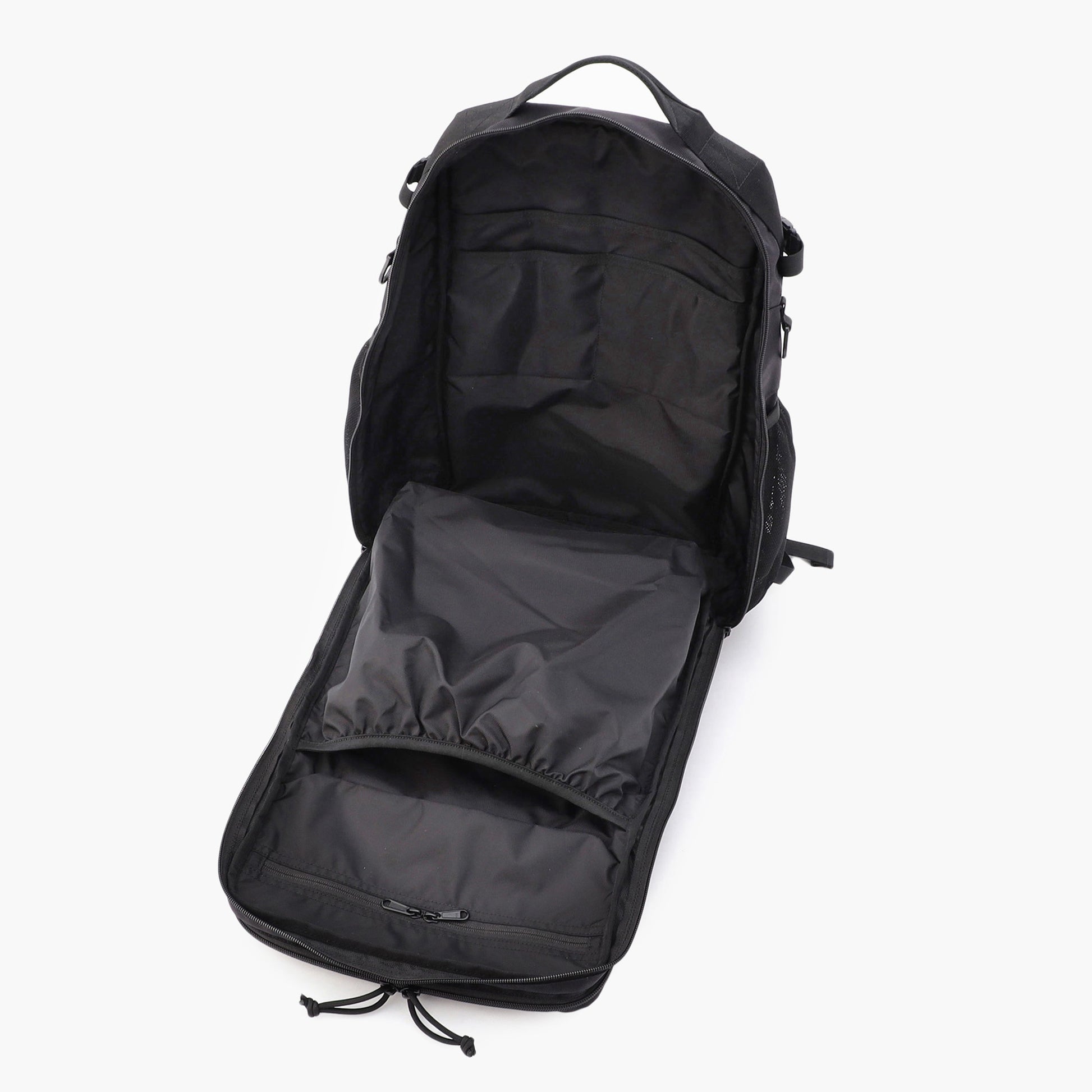 メイン収納部はマチを取り、収納スペースを確保。大型のルアーボックスやレインウェアなども収納することができます。