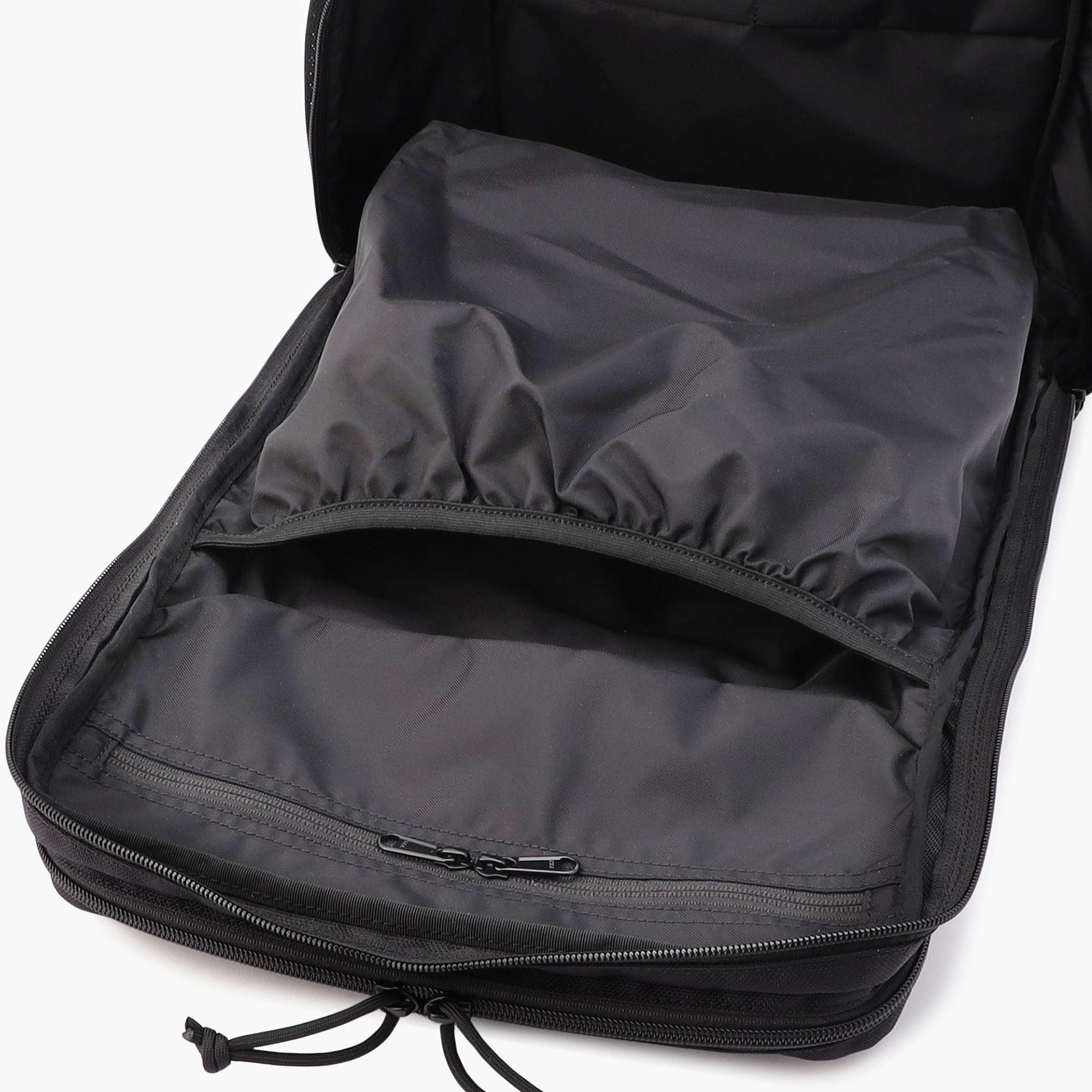 メイン収納部前胴側のオープンポケットは、立体的になっているので、嵩張るアイテムも収納しやすいです。