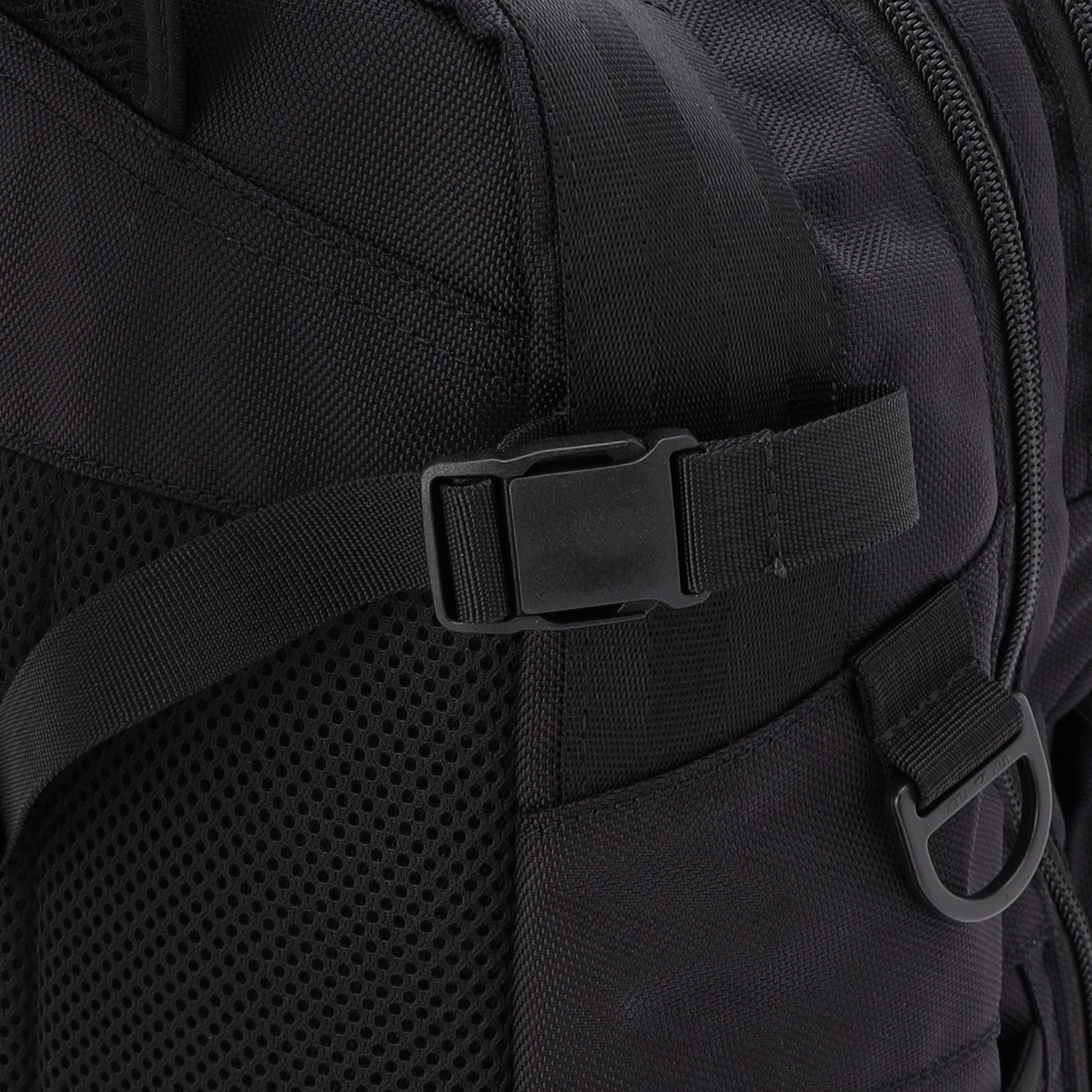 ロッド(竿)やリールなど、取り付けるものに合わせてベルトを締められるように、サイドには調整可能なストラップを搭載。