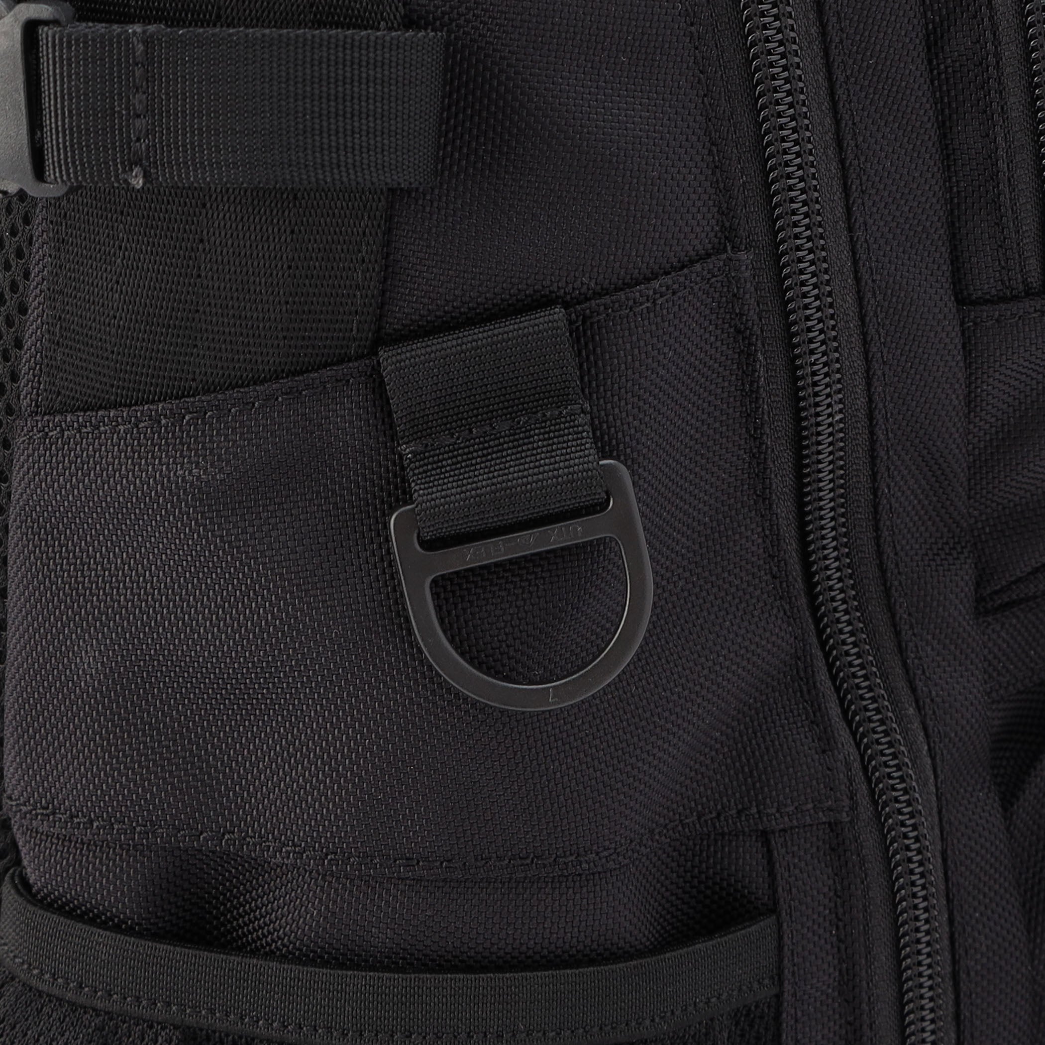 ランディングネットやグリップなどのツール、カラビナなどを取り付けることができるように各所にはDカンを配置。