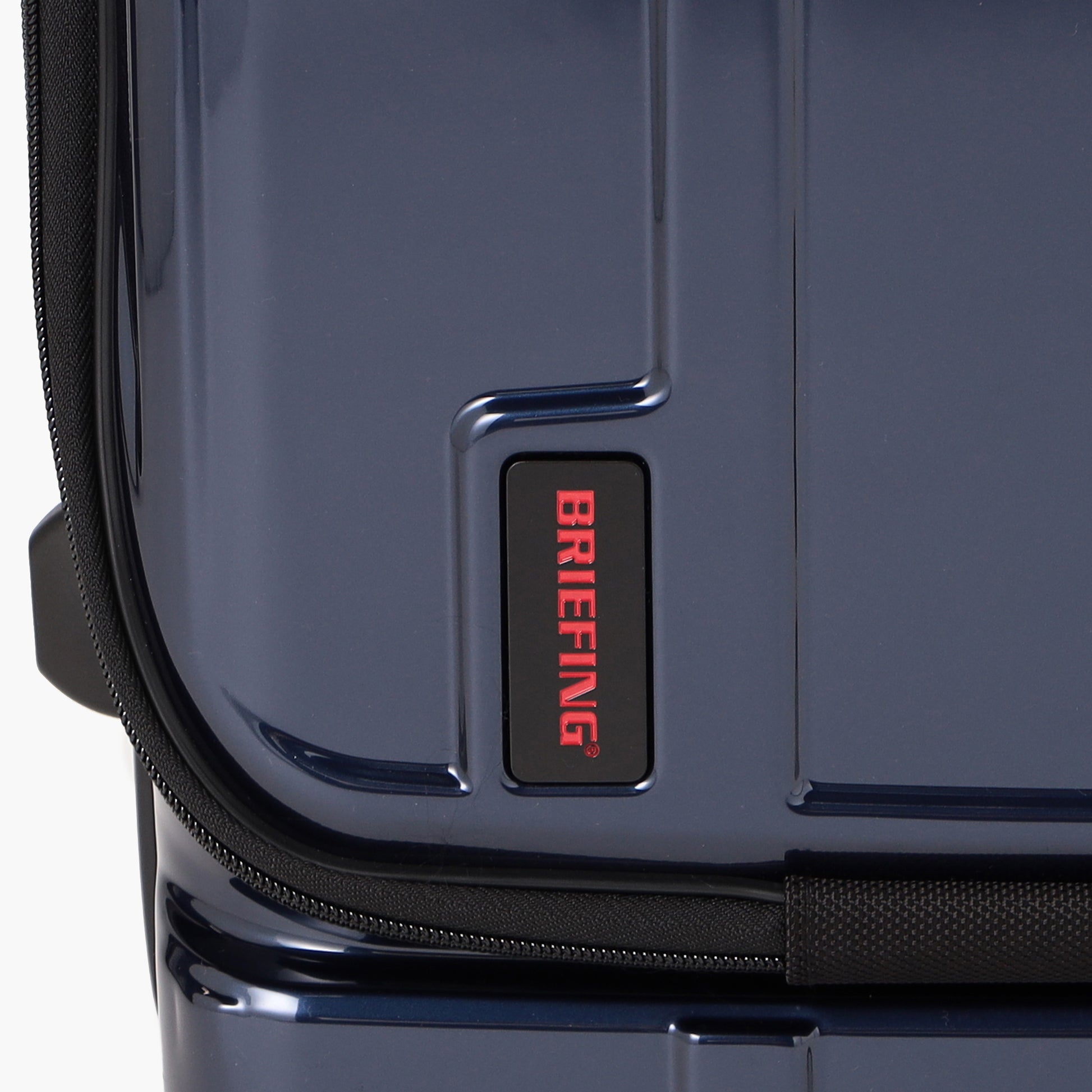 耐衝撃性 ・ 耐熱性 ・ 難燃性などにおいて高い物性を持ち、 航空機や医療機材にも使われているポリカーボネイトを外装に使用。