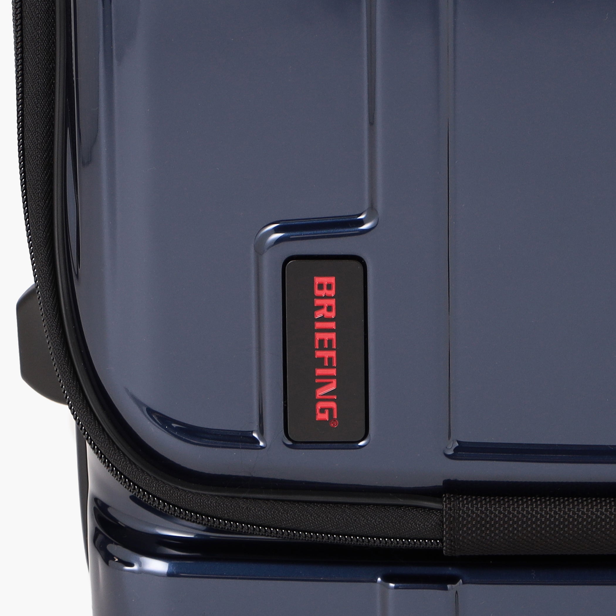 耐衝撃性 ・ 耐熱性 ・ 難燃性などにおいて高い物性を持ち、 航空機や医療機材にも使われているポリカーボネイトを外装に使用。