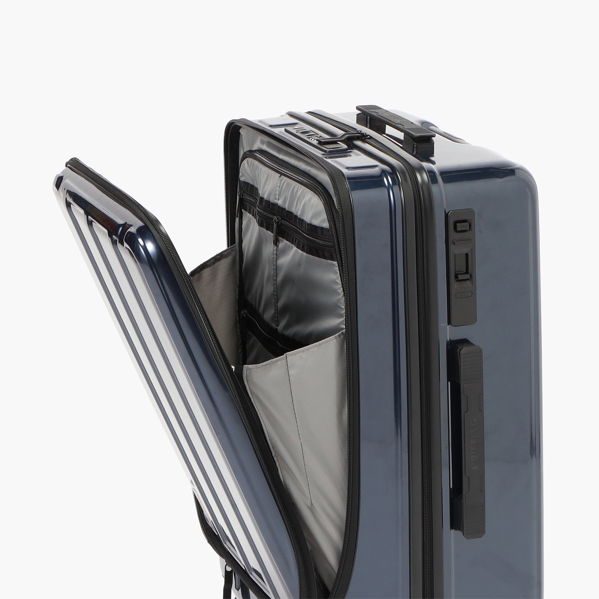 フロントオープンポケットを使えば、とっさの荷物の出し入れもしやすいです。