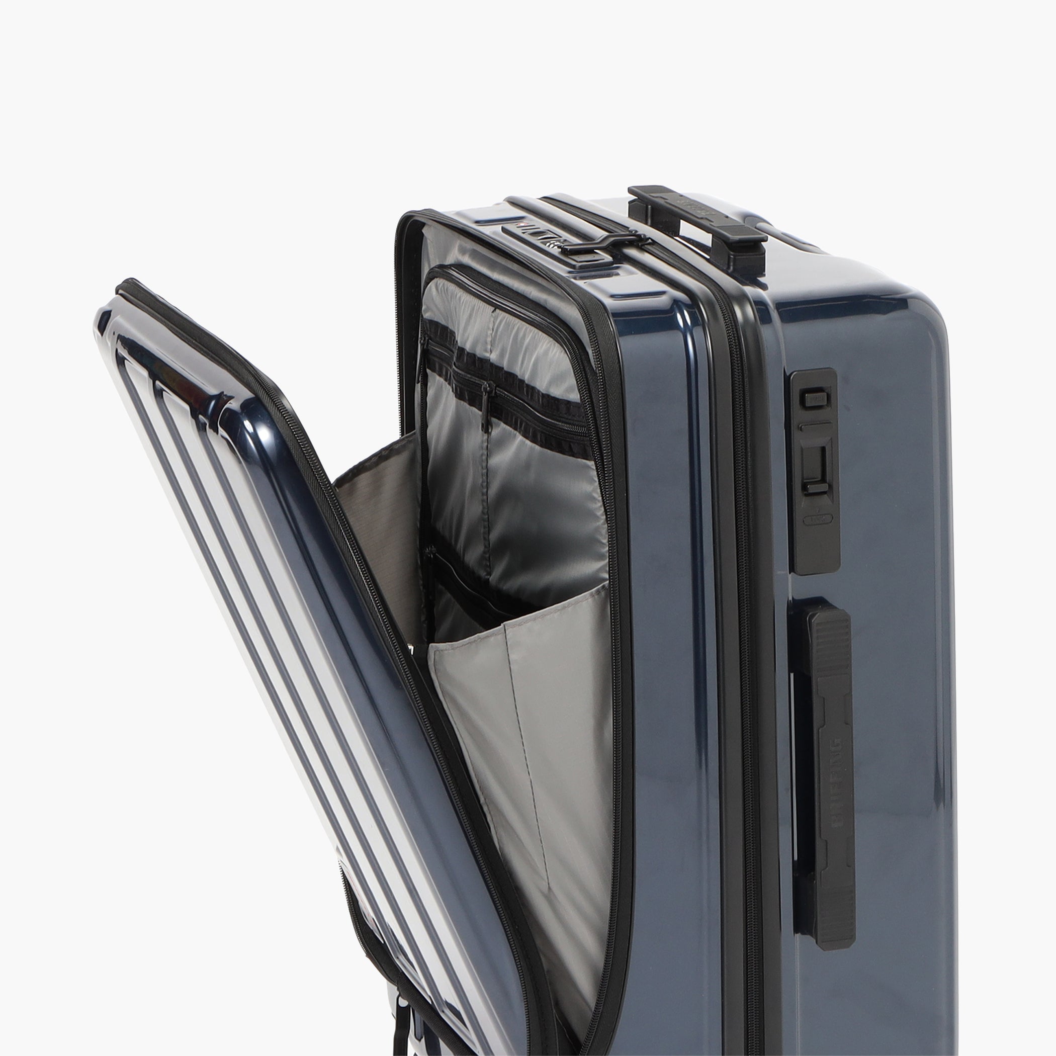 フロントオープンポケットを使えば、とっさの荷物の出し入れもしやすいです。