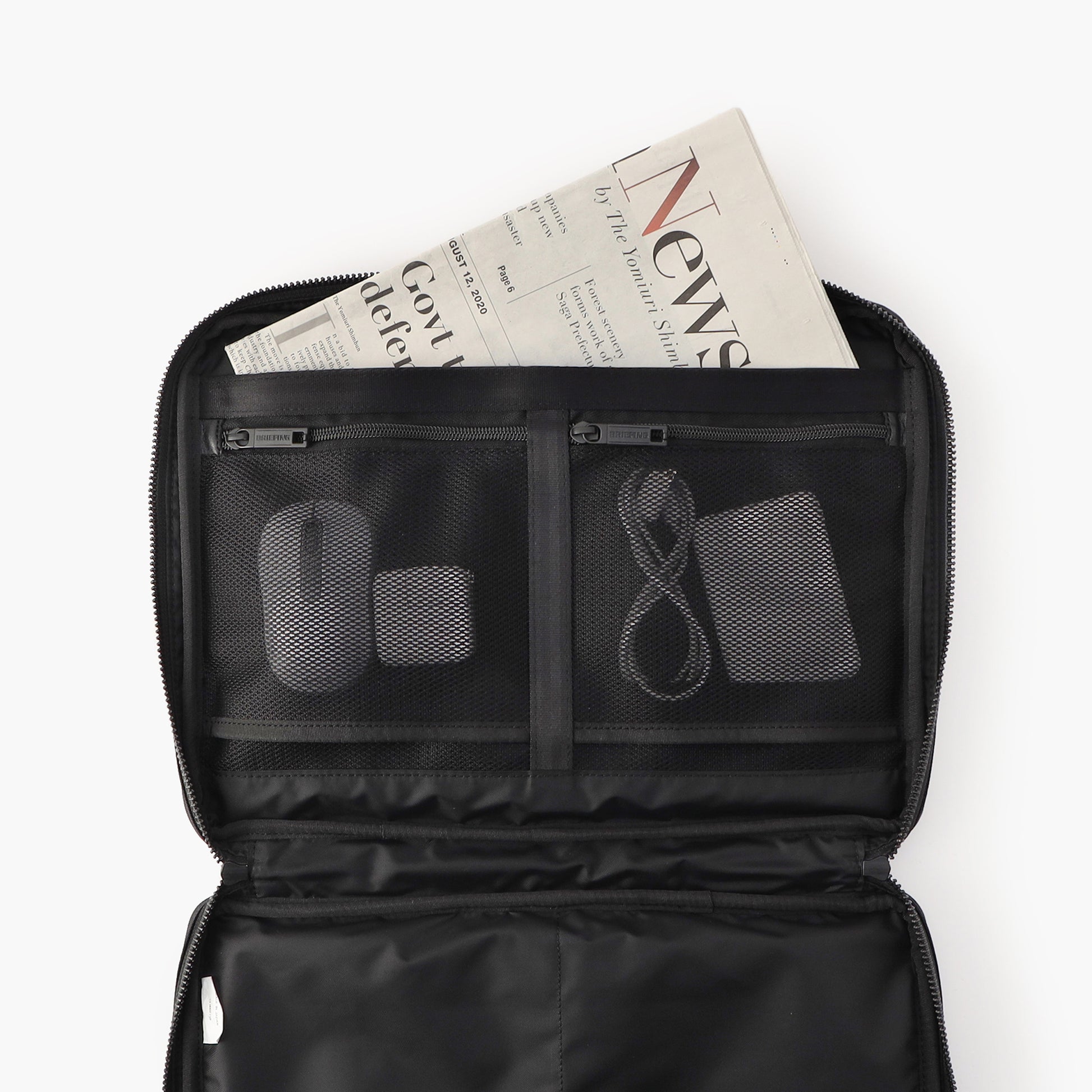 PCの周辺機器などガジェット類を、仕分け収納するのに便利なメッシュポケットを完備。メッシュなので収納アイテムも一目で分かりやすい。