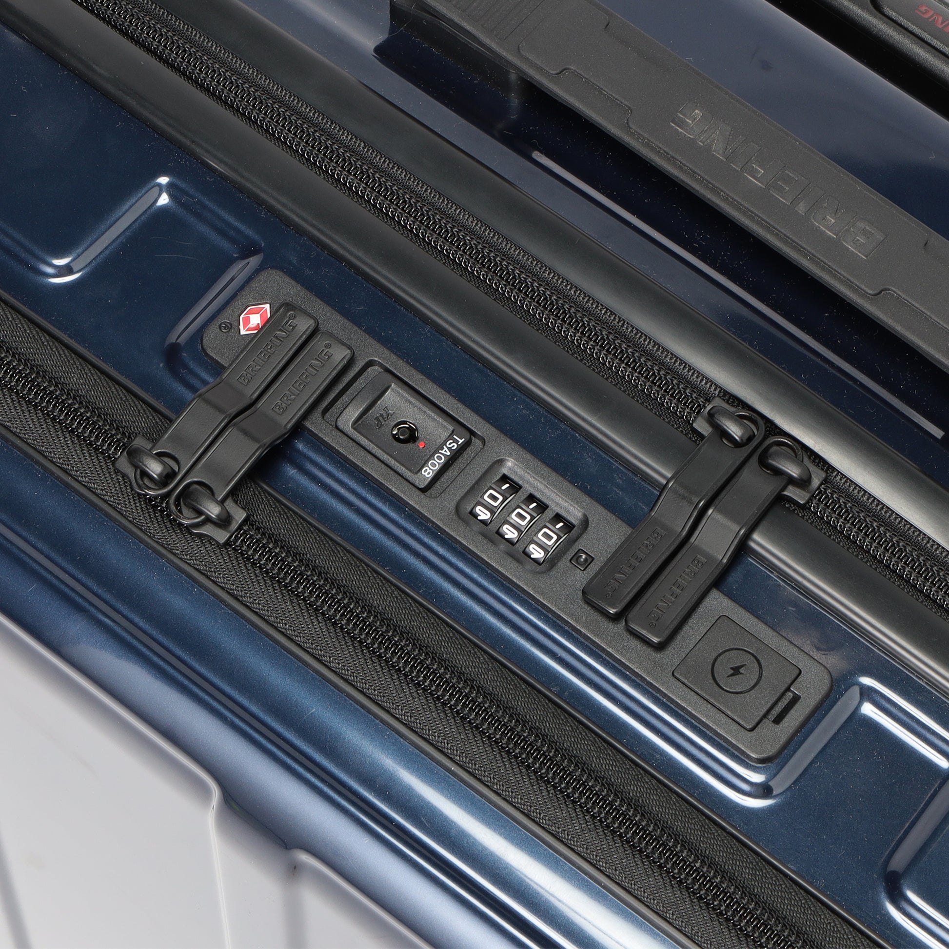 アメリカ運輸保安局認可の「 TSA ロック 」を搭載。メインルーム・フロントポケットともにロックをかけることが可能。