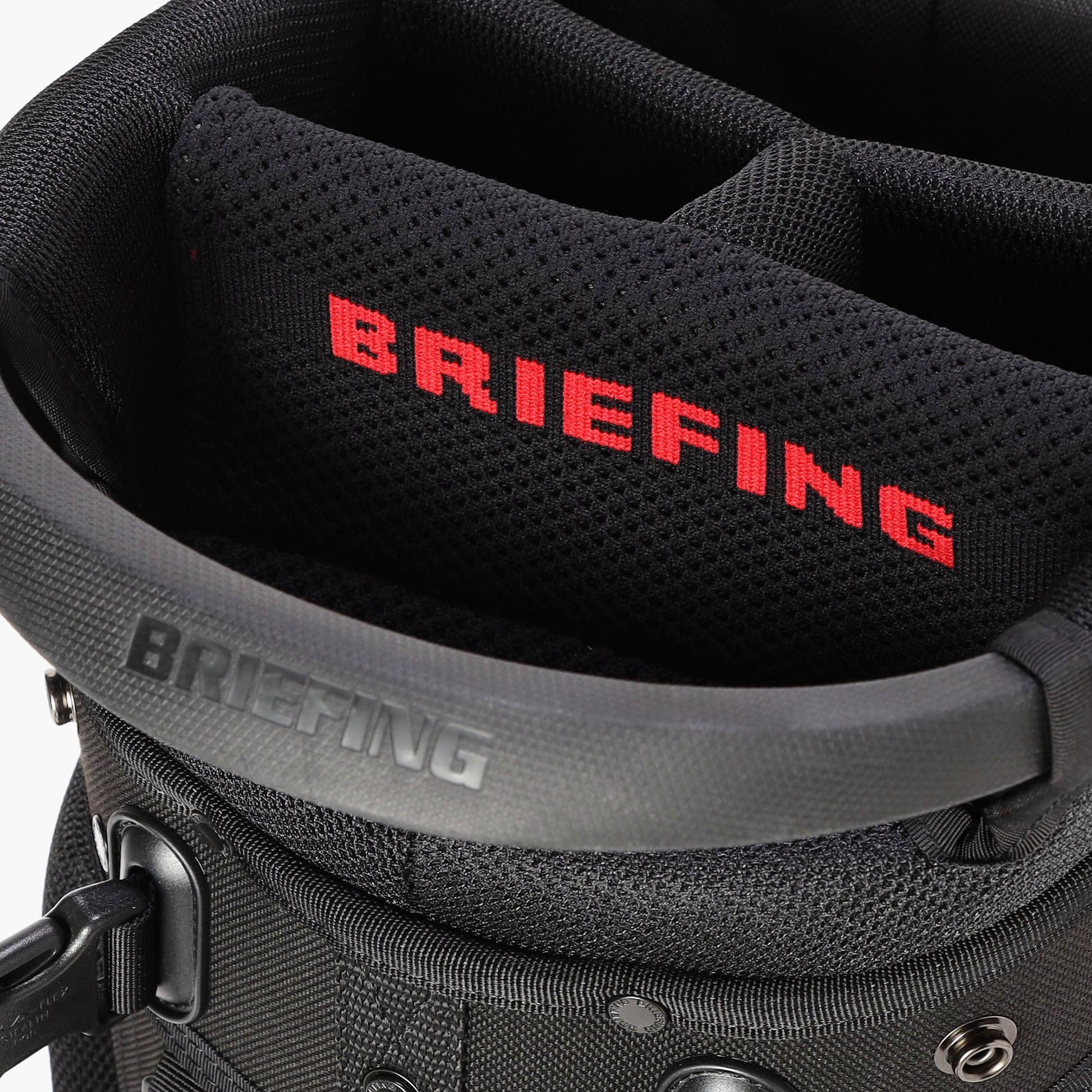 口枠セパレーターにはシャガード編みでBRIEFINGロゴを表現し、さりげないアクセントに。