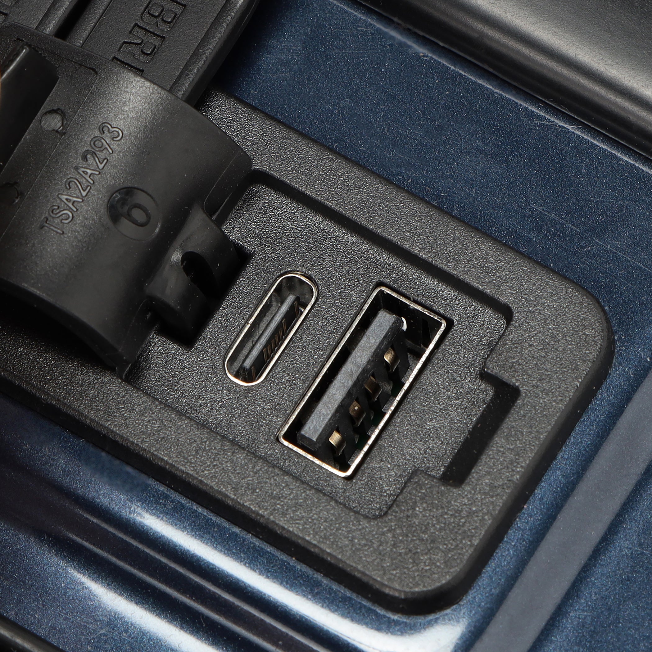 モバイルバッテリーをつなぐことで、スマホの充電ができるUSBポート付属のTSAロックパーツを採用。