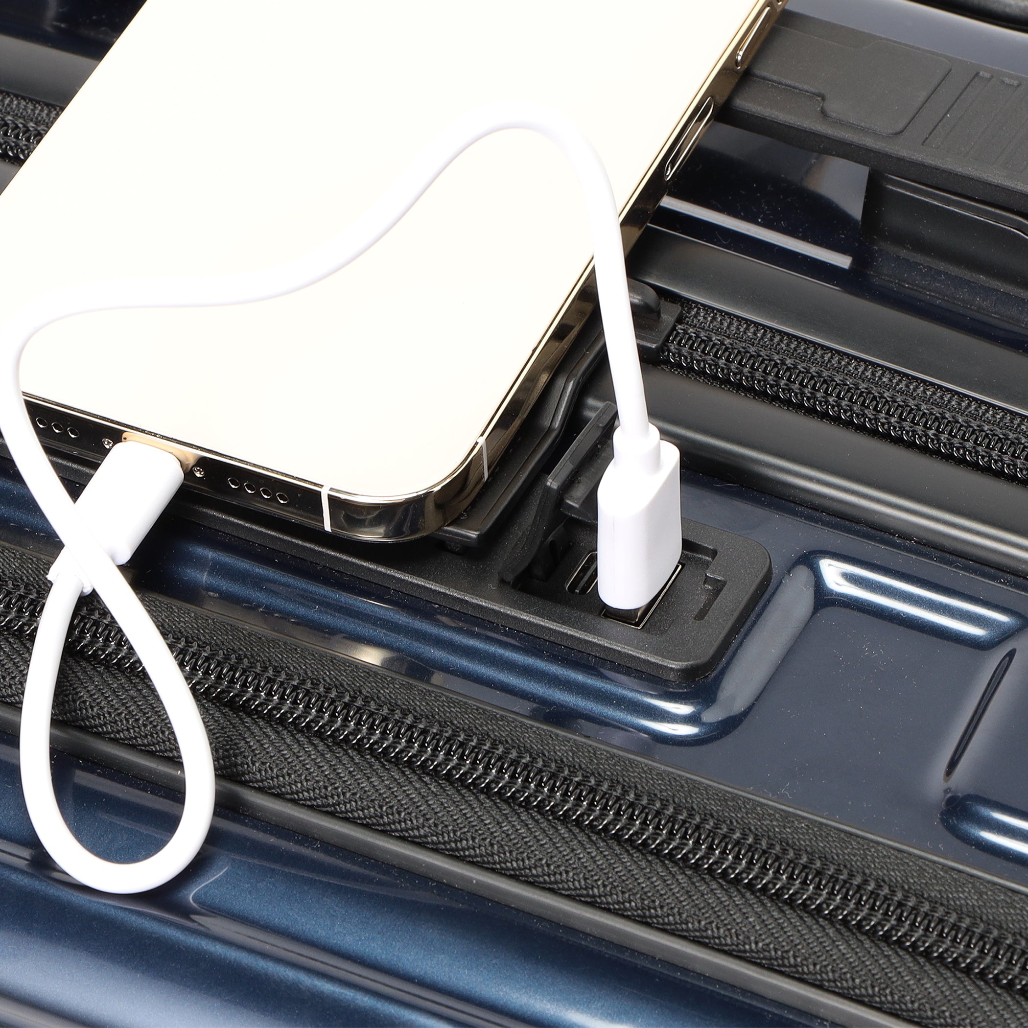 モバイルバッテリーをつなぐことで、スマホの充電ができるUSBポート付属のTSAロックパーツを採用。