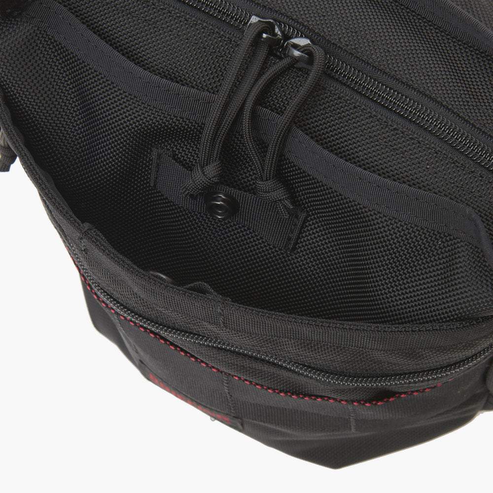 フロントポケットには、頻繁に出し入れするアイテムの収納に便利。