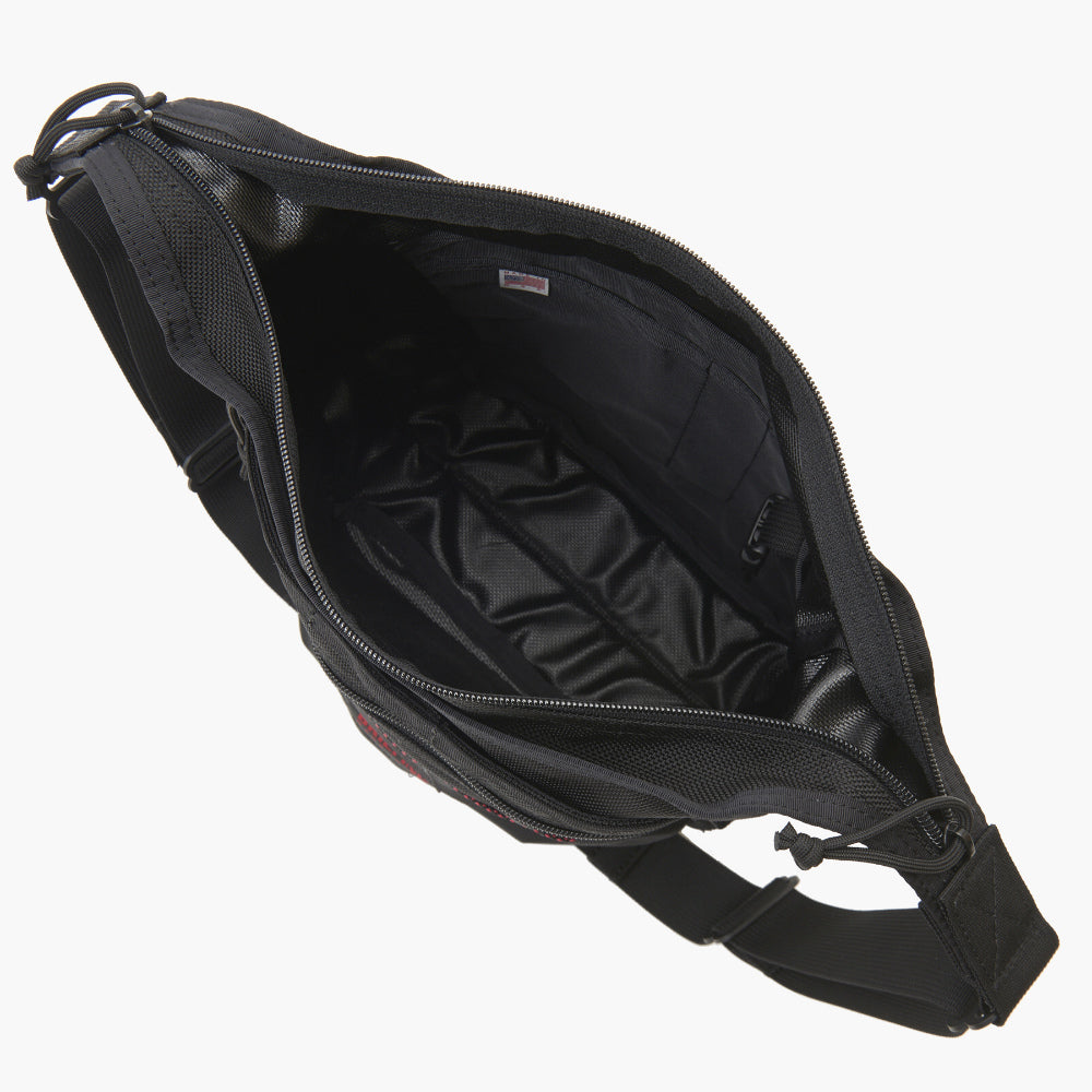 メイン収納部はマチを設け、ポーチなど嵩張るアイテムも収納しやすくしました。