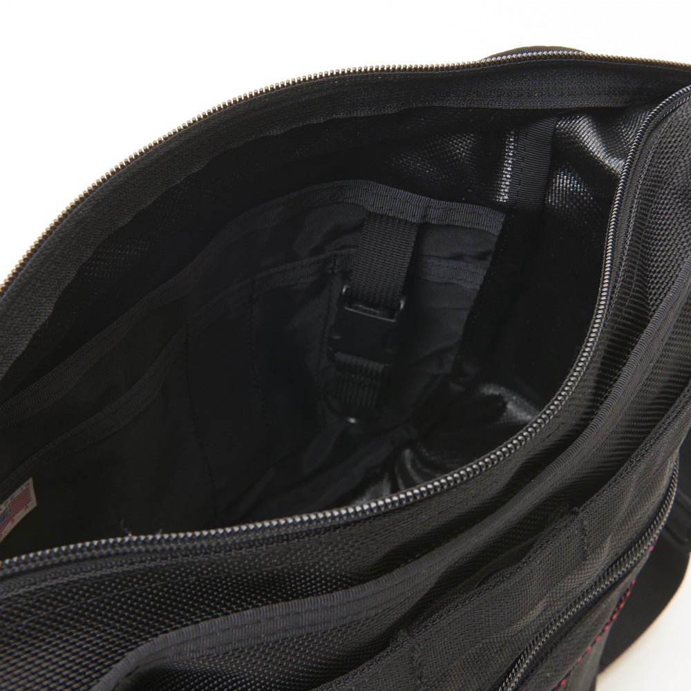 メイン収納内部には、サイズの異なるポケットを搭載。アイテムごとの仕分け収納に便利です。