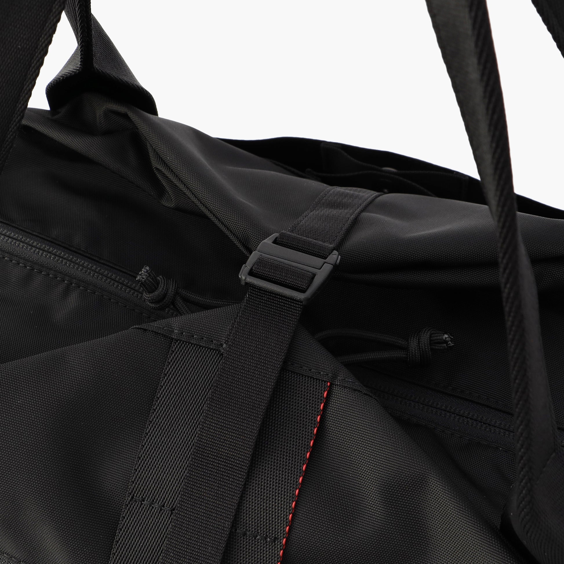 荷物が増えた際など、バッグの上部のバックルでサイズの調整がある程度可能。また、ヨガマットを固定して持ち運ぶことも出来ます。