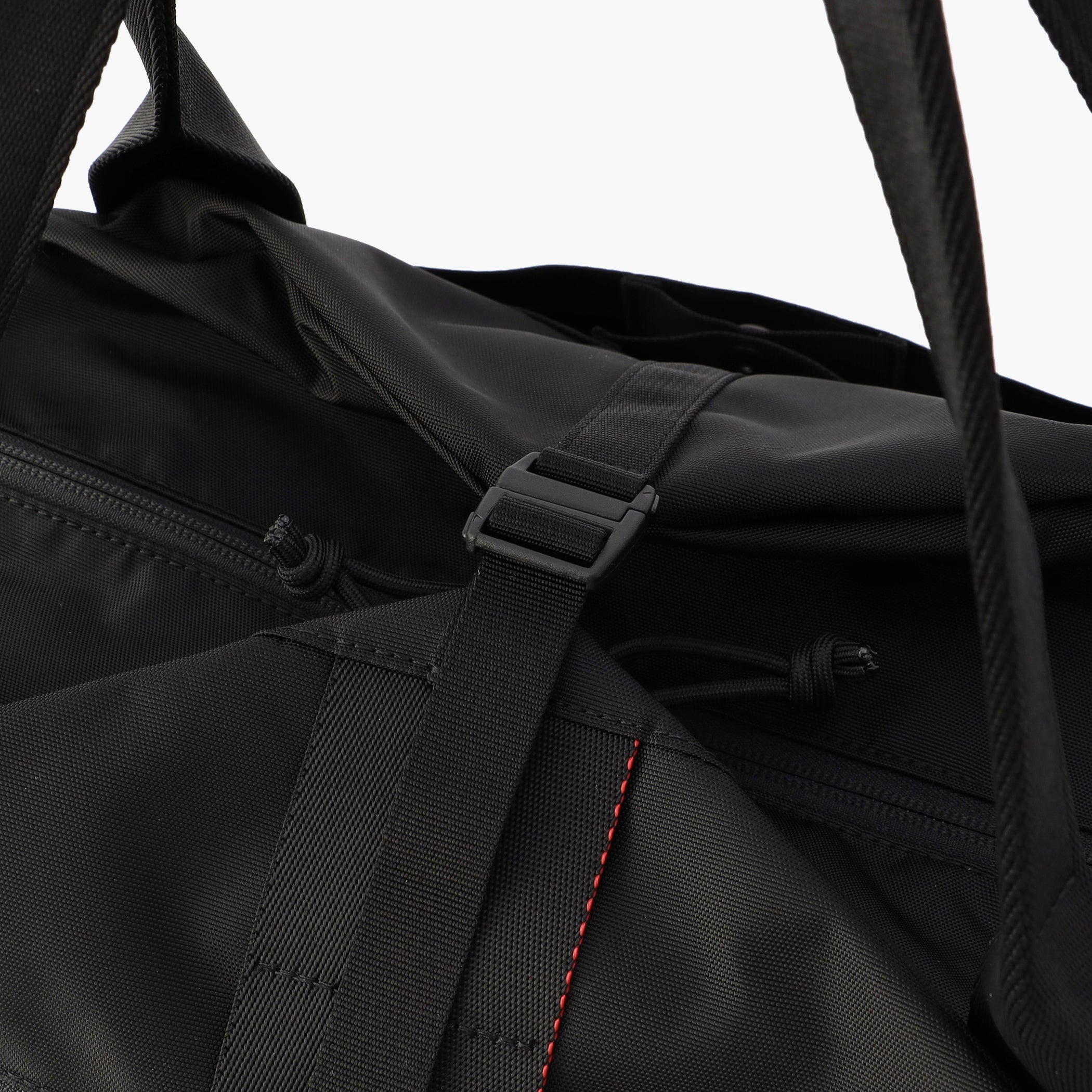 荷物が増えた際など、バッグの上部のバックルでサイズの調整がある程度可能。また、ヨガマットを固定して持ち運ぶことも出来ます。