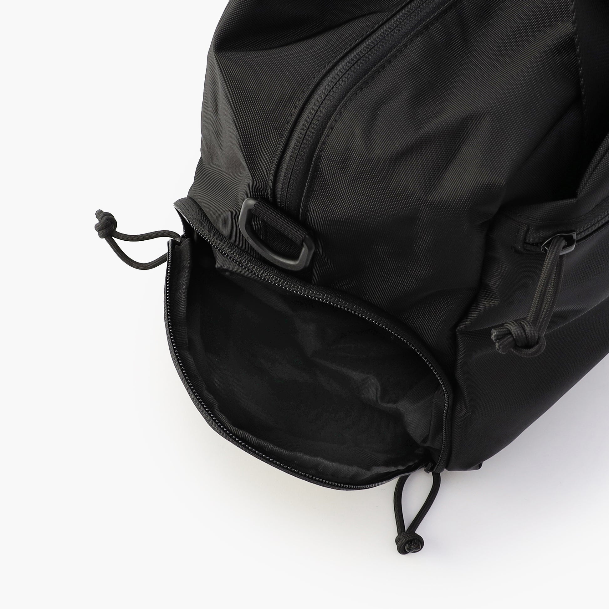 サイドのポケットには、シューズや汚れてしまったアイテムなどを入れることで、メイン収納部の荷物と別々にすることができます。