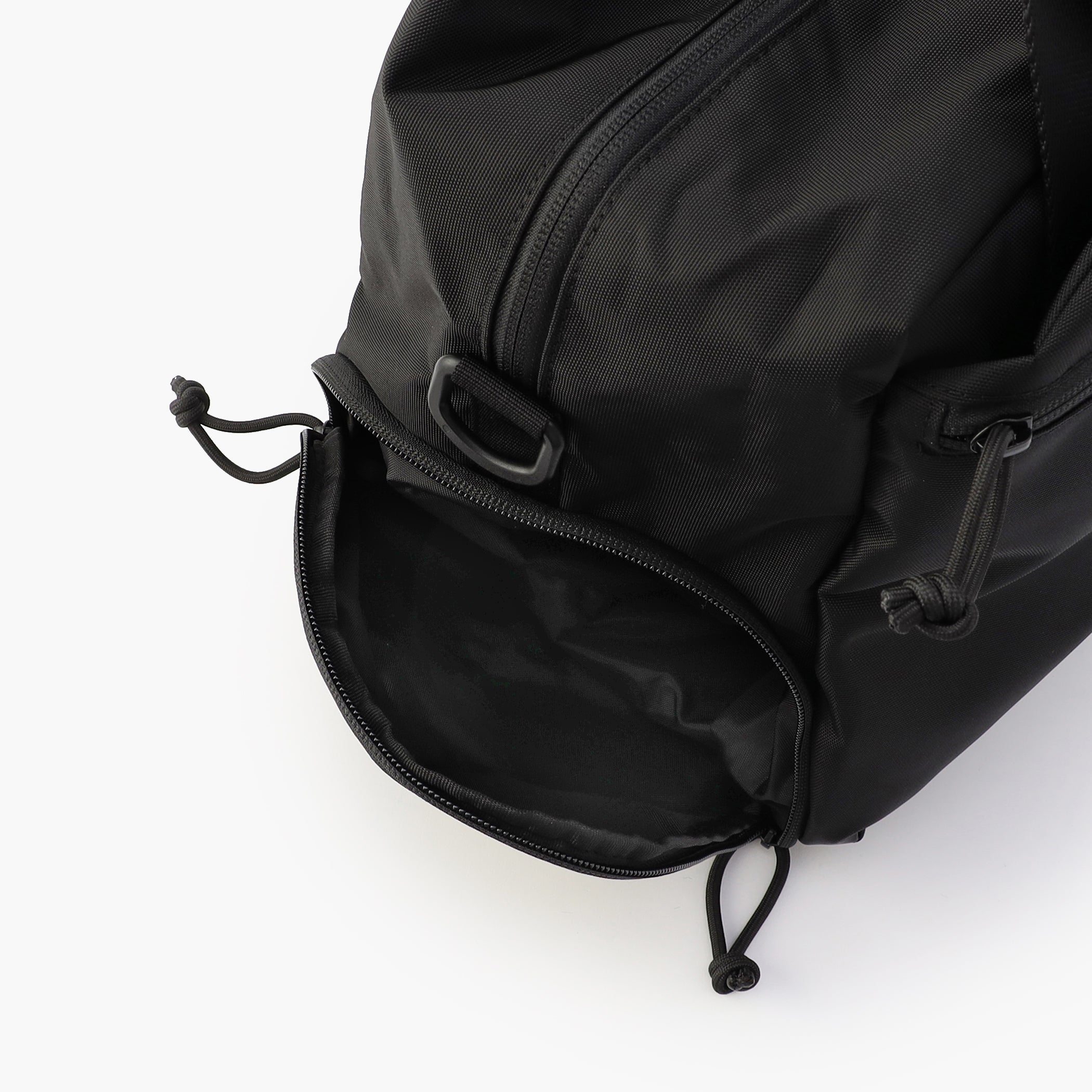 サイドのポケットには、シューズや汚れてしまったアイテムなどを入れることで、メイン収納部の荷物と別々にすることができます。