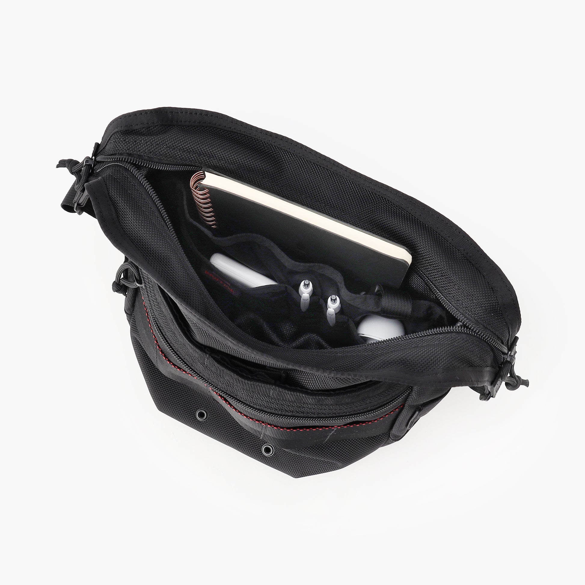 メイン収納内部には、サイズの異なるポケットを搭載。アイテムごとの仕分け収納に便利です。