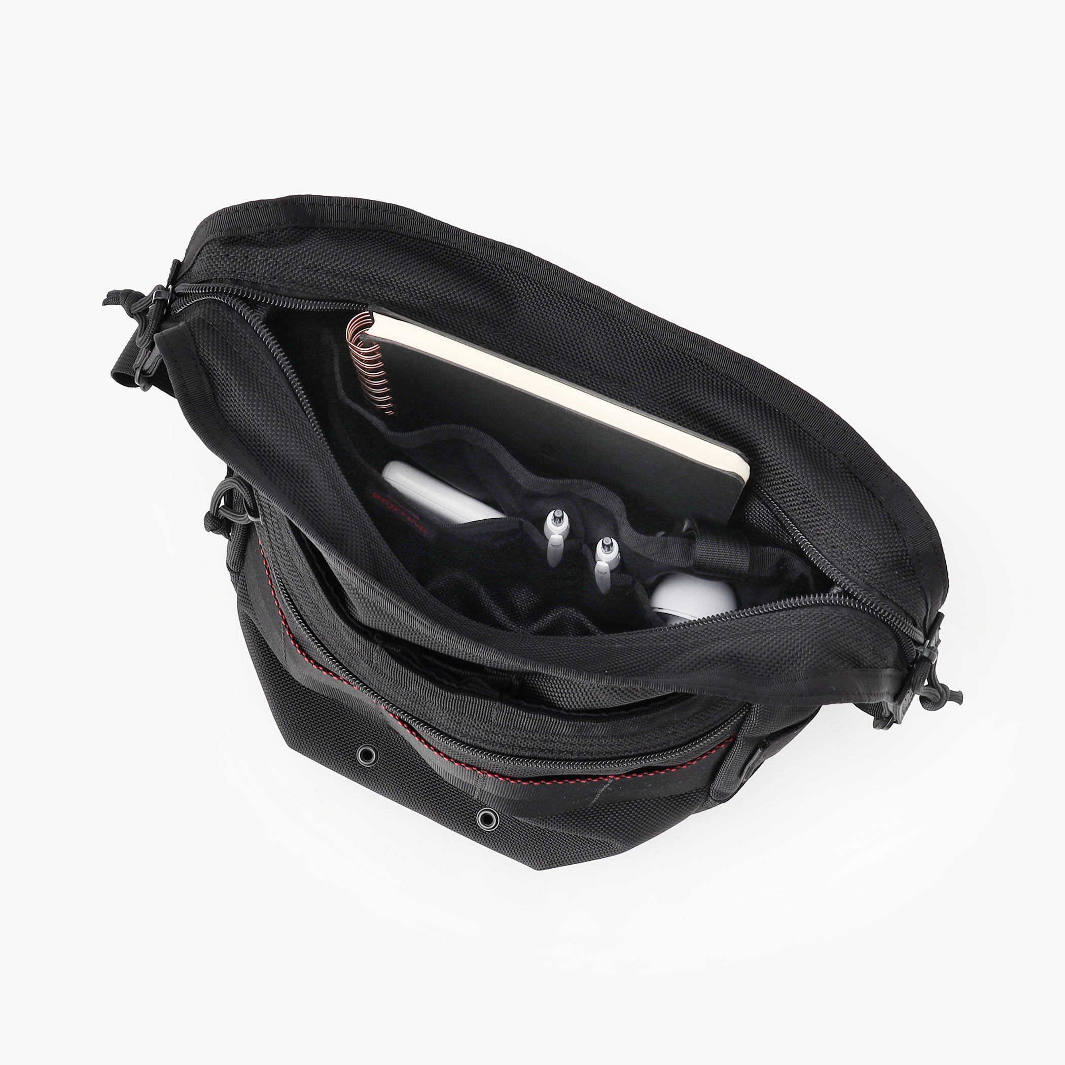 メイン収納内部には、サイズの異なるポケットを搭載。アイテムごとの仕分け収納に便利です。