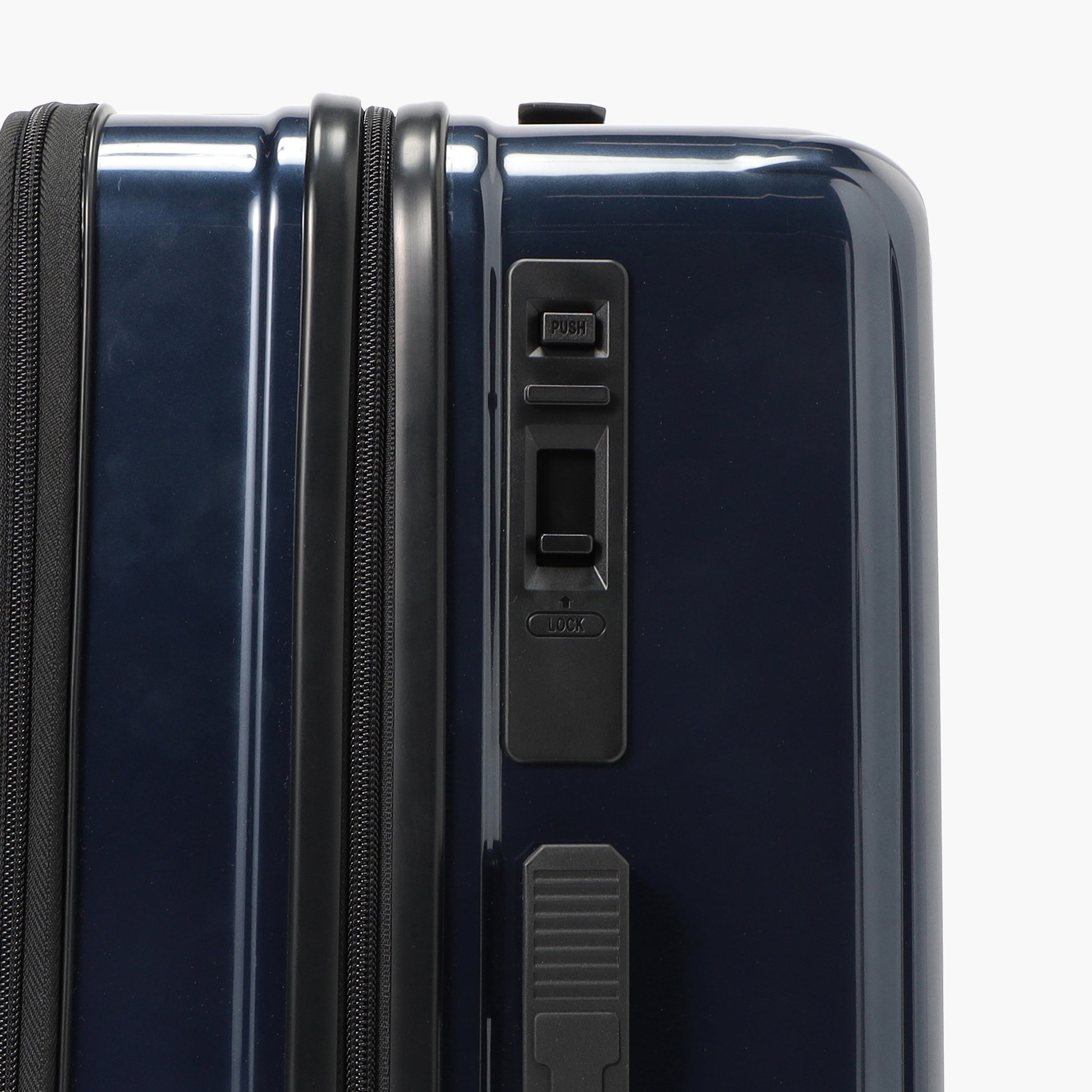 電車などの移動の際に、ケース本体が動いてしまうことを防ぐキャスターロック搭載。