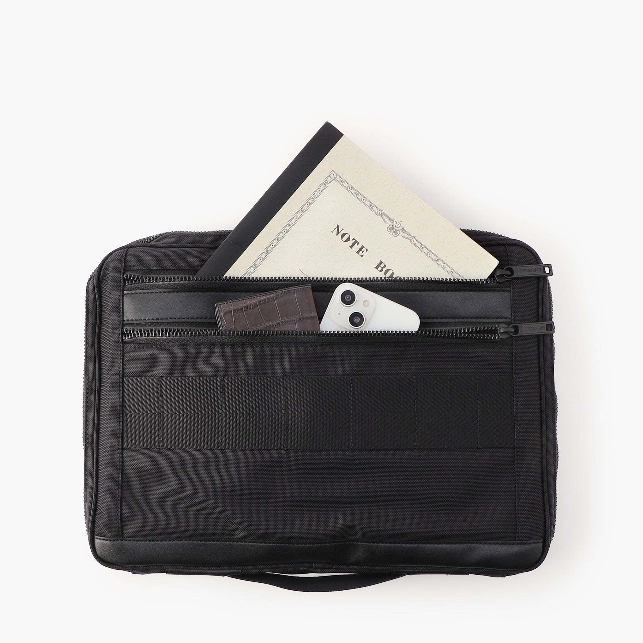 フロントポケット上側は、B5サイズが丁度入るサイズ感です。