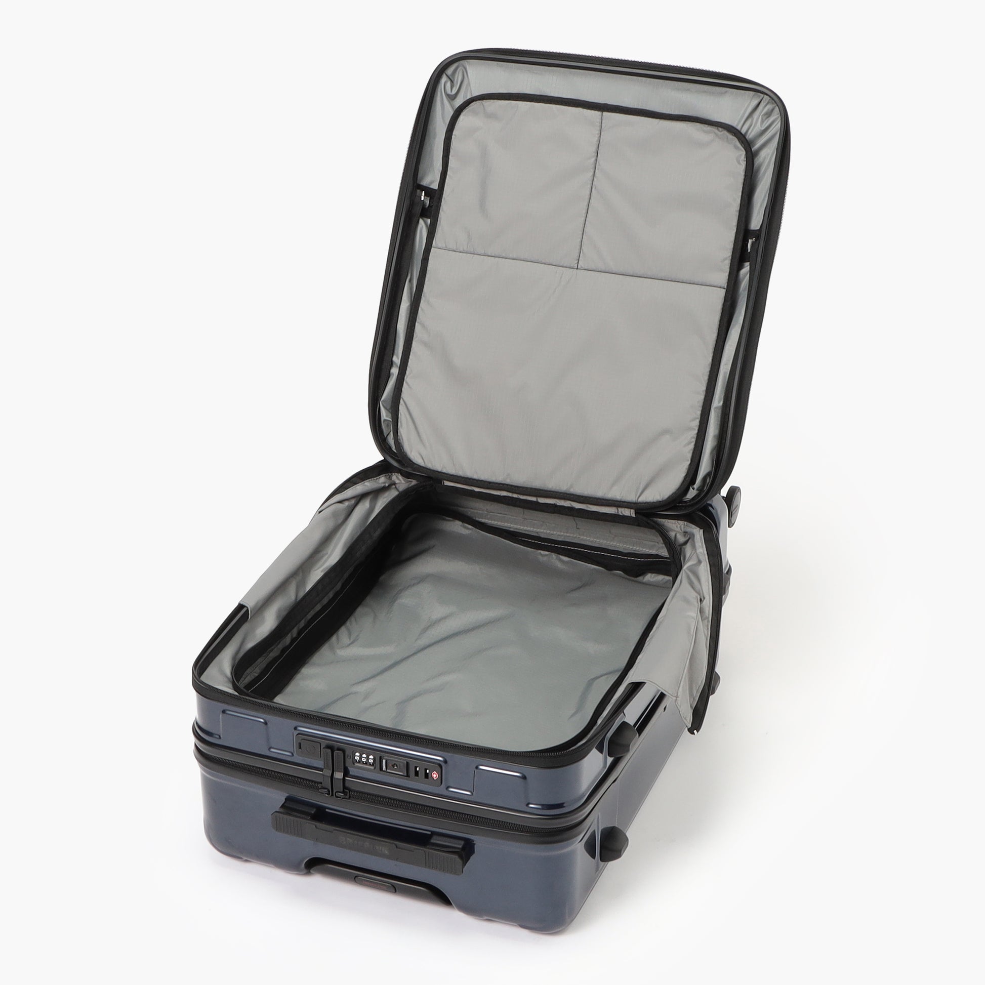 フロントポケット内のファスナーを広げれば、メインスペースに入ったアイテムの取り出しも可能です。