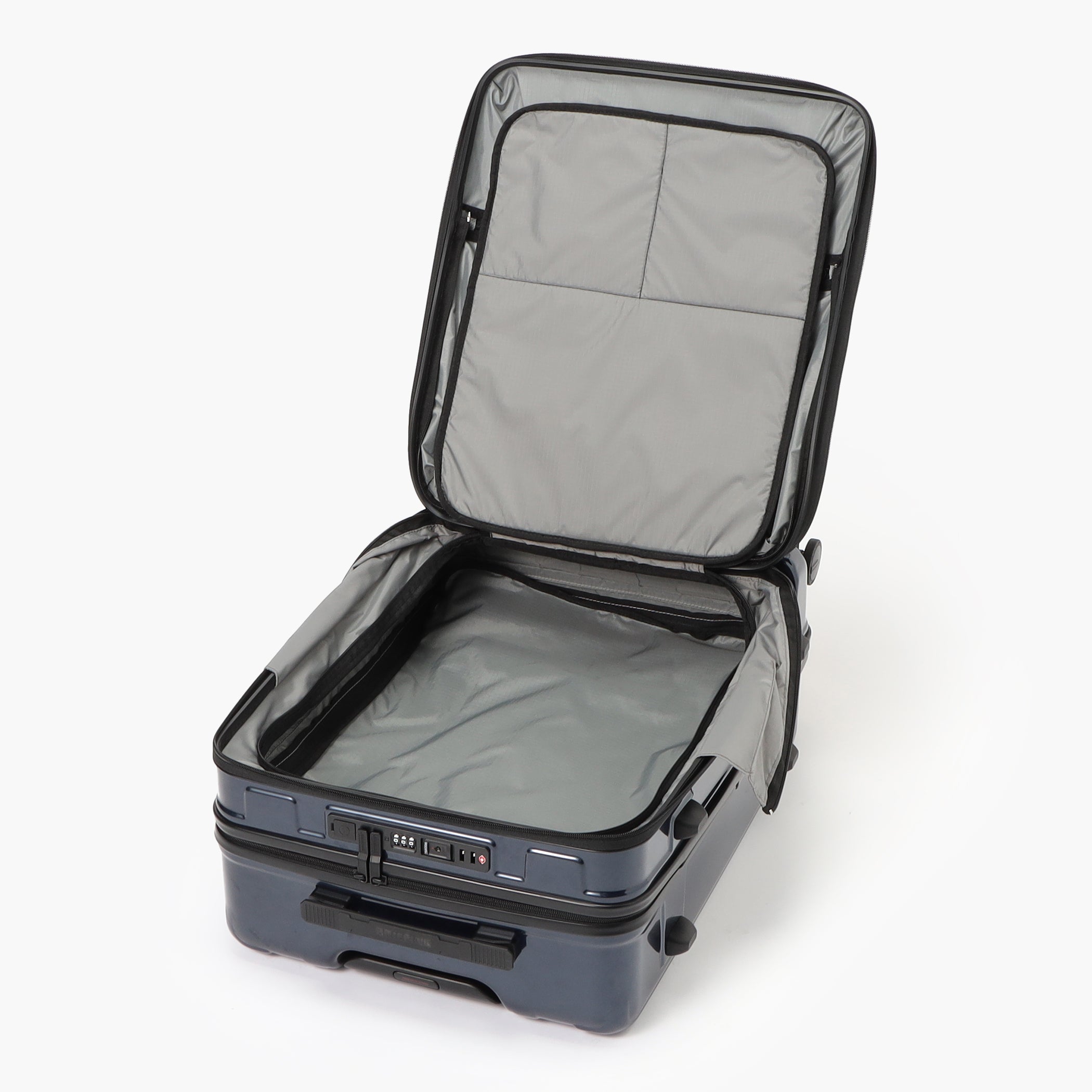 フロントポケット内のファスナーを広げれば、メインスペースに入ったアイテムの取り出しも可能です。