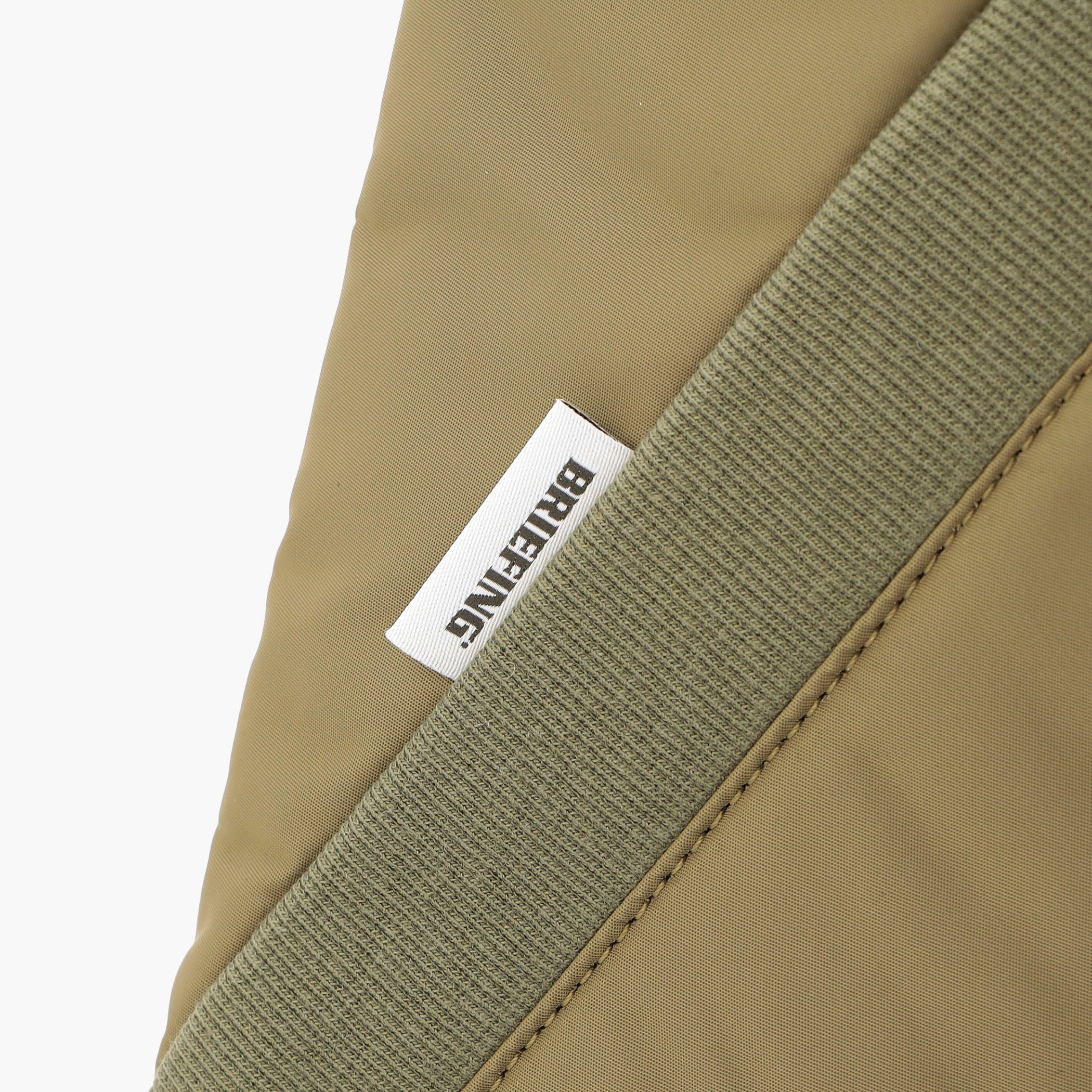 廃棄するはずだった様々な植物をベースに染め上げたリサイクルナイロン100%のツイル素材を使用。天然素材を使用した柔らかみのあるナチュラルな発色が特徴。