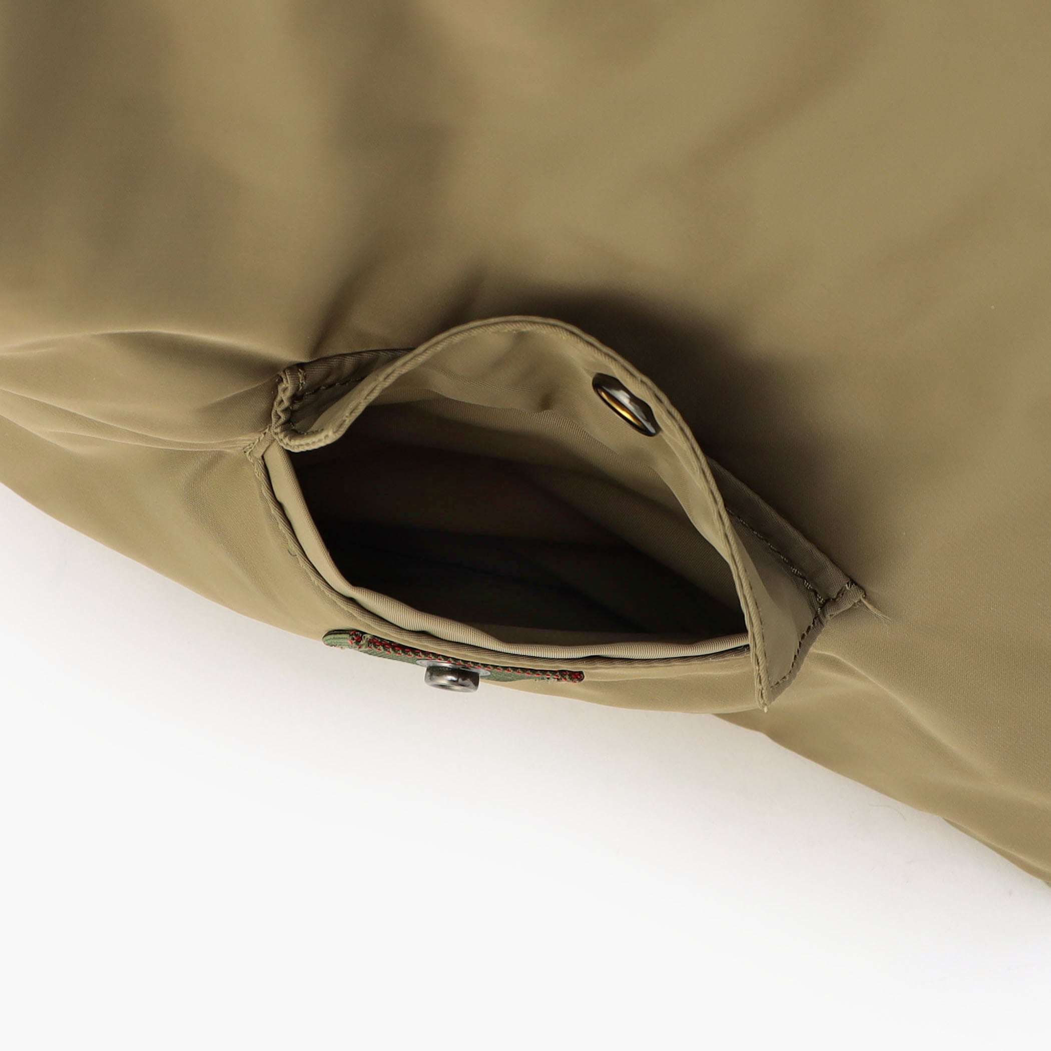 フロントポケットは、カードケースやイヤホンなどちょっとしたアイテムが丁度入る大きさです。