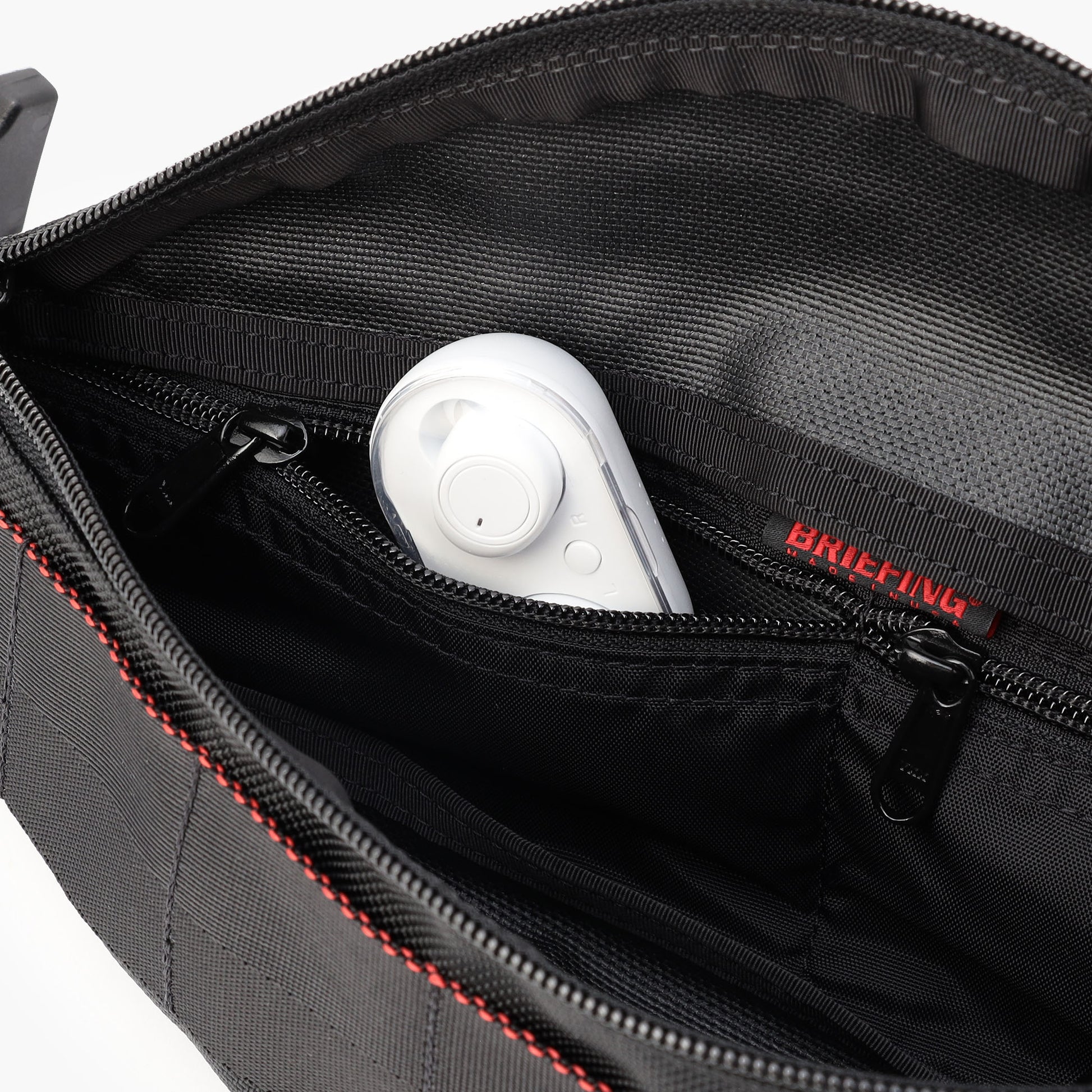 内装のポケットは、イヤホンなどの細かなアイテムの収納に丁度良いサイズです。