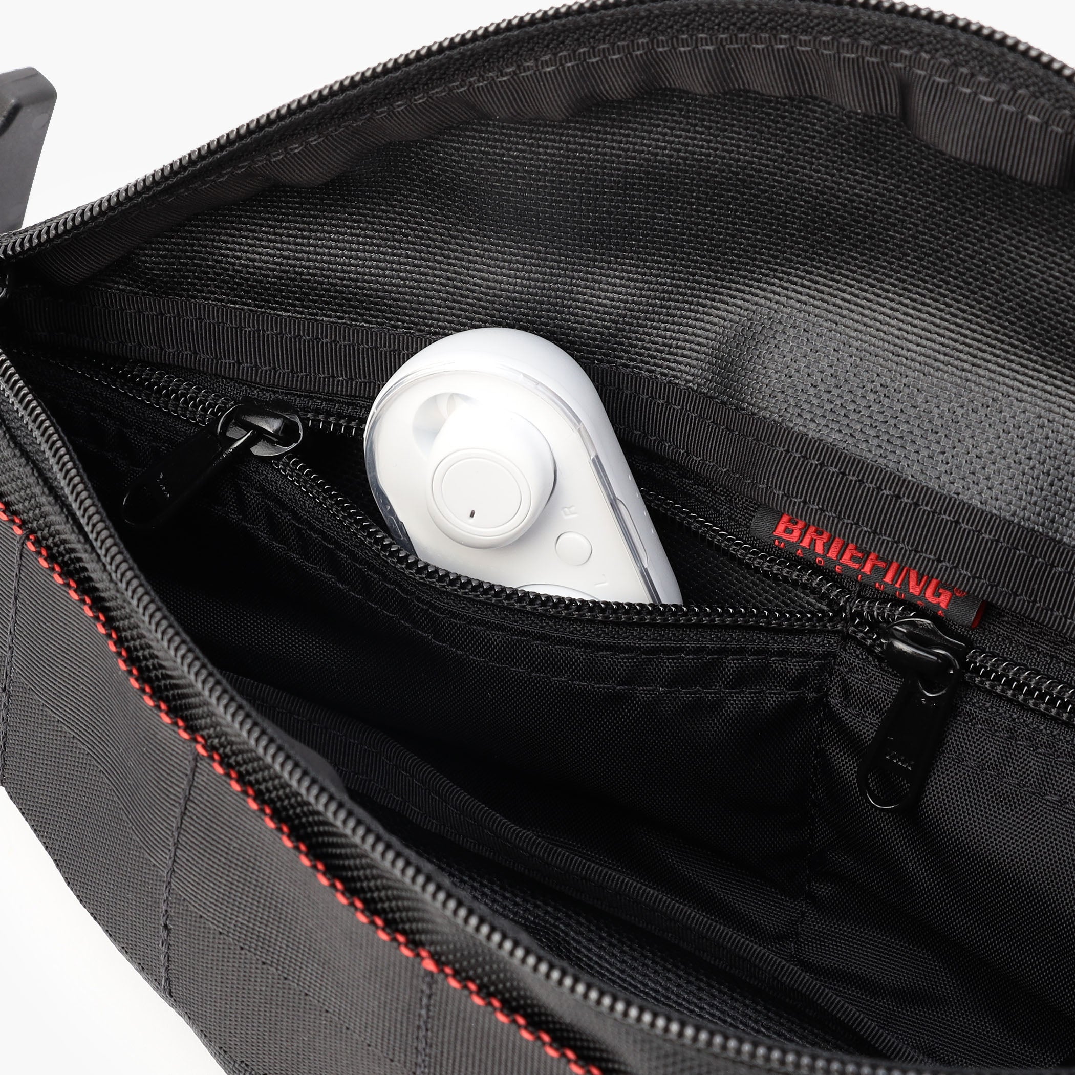 内装のポケットは、イヤホンなどの細かなアイテムの収納に丁度良いサイズです。