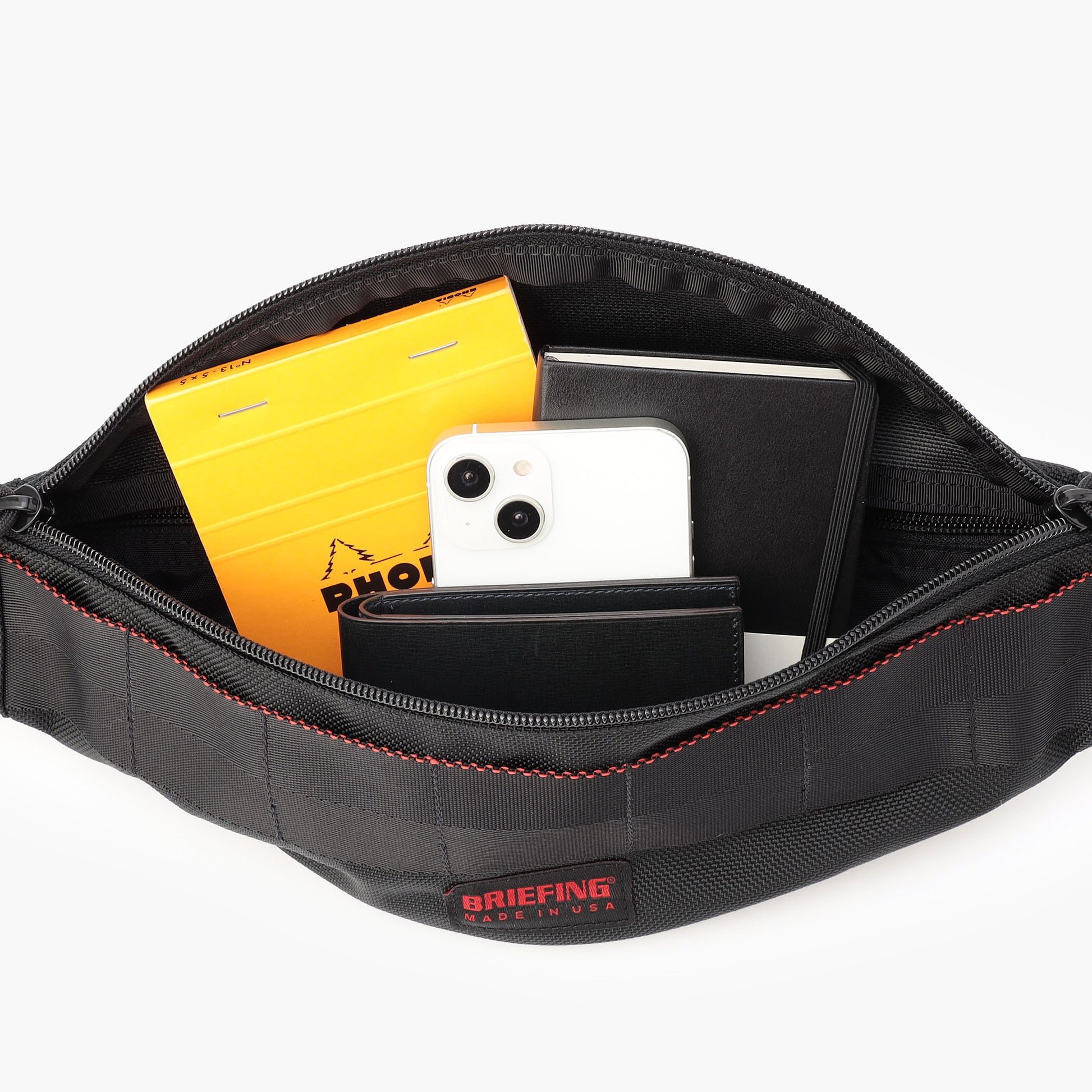 メイン収納部は、普段持ち運びする貴重品など必要最低限のアイテムを収納できる大きさです。