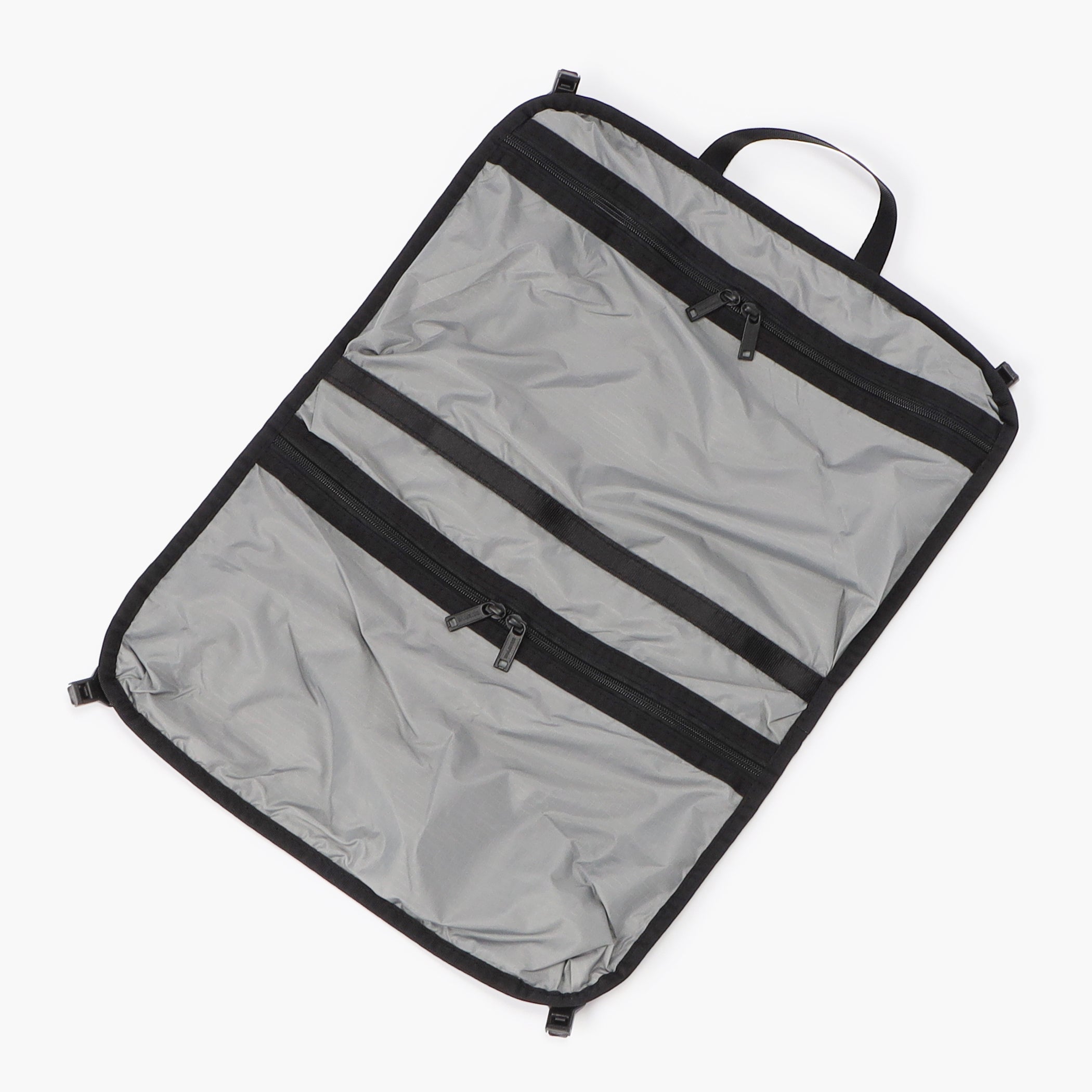 取り外し可能な中仕切りの裏側にもポケットを完備。