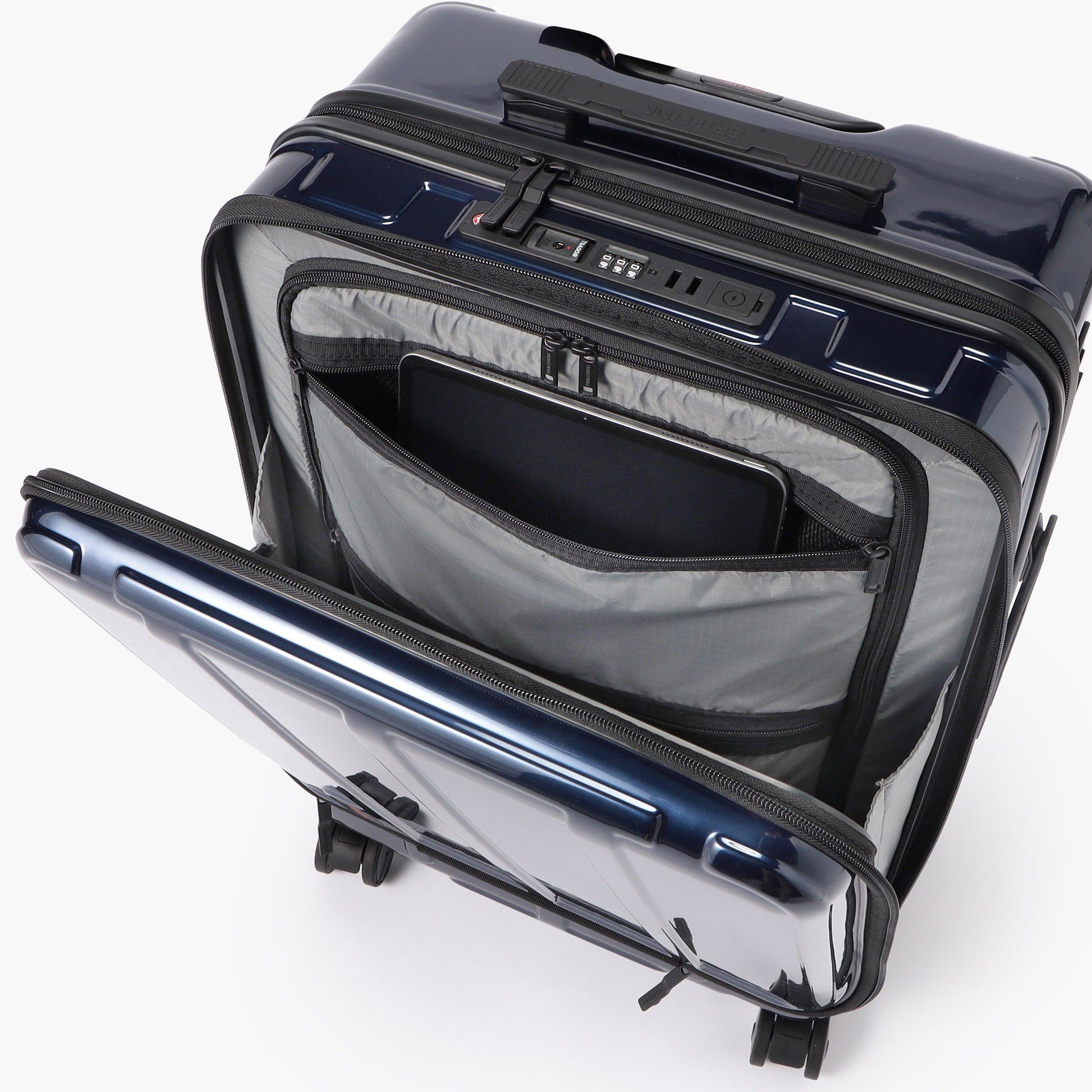 フロントオープンポケット内のジップポケットにはクッション材を搭載。PCやタブレットを収納することも出来ます。