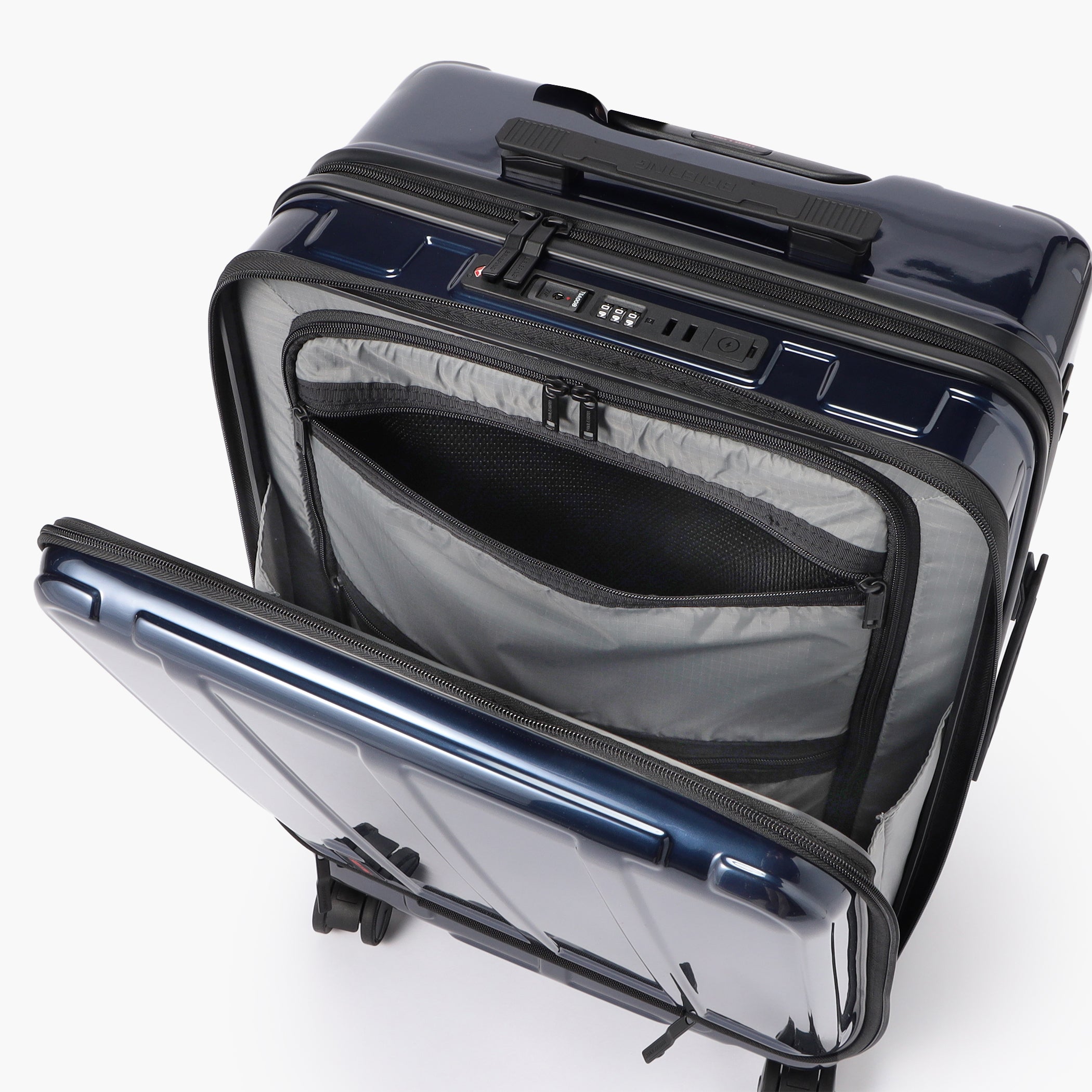 フロントオープンポケット内のジップポケットにはクッション材を搭載。PCやタブレットを収納することも出来ます。