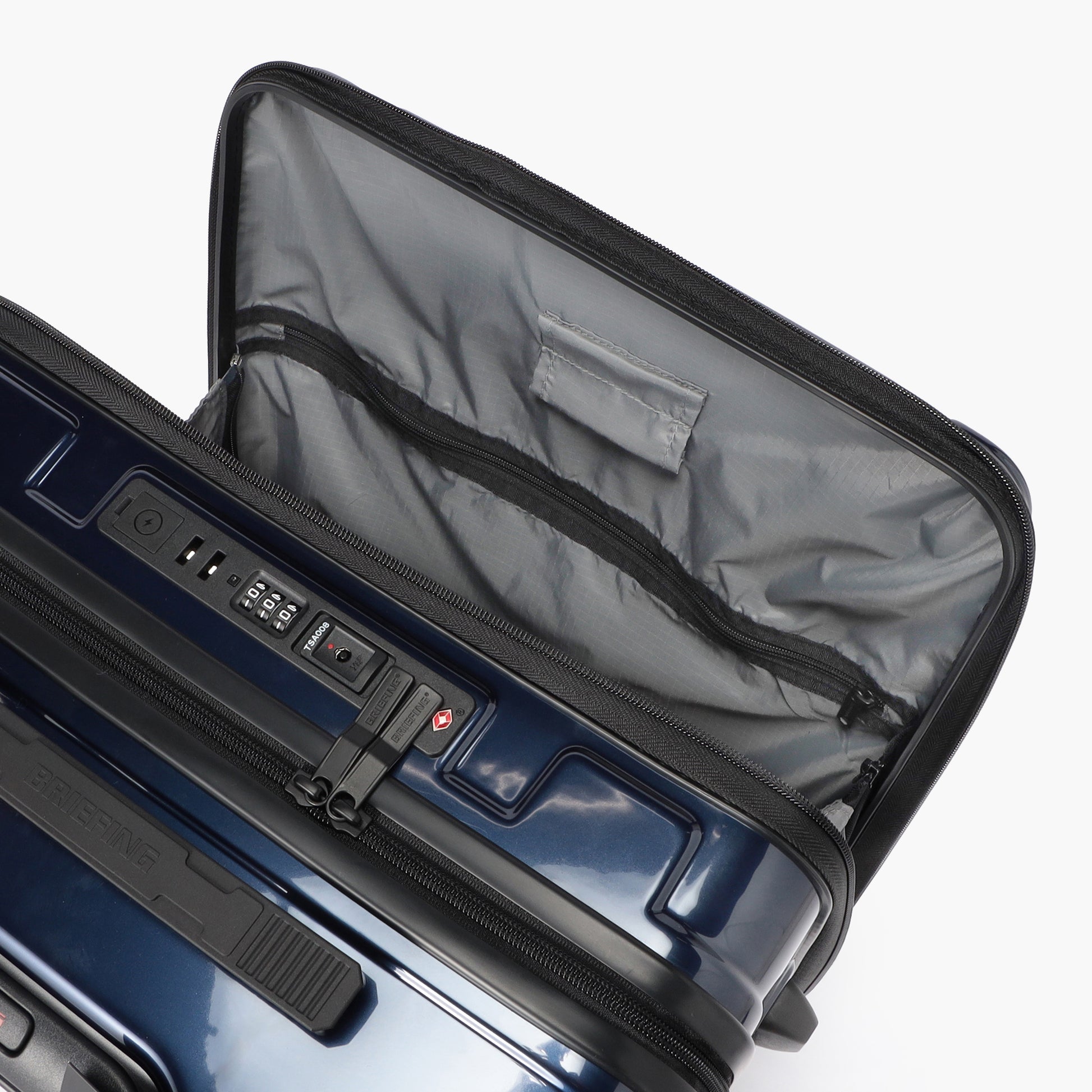 フロントオープンポケットには、ペンホルダーも搭載されています。