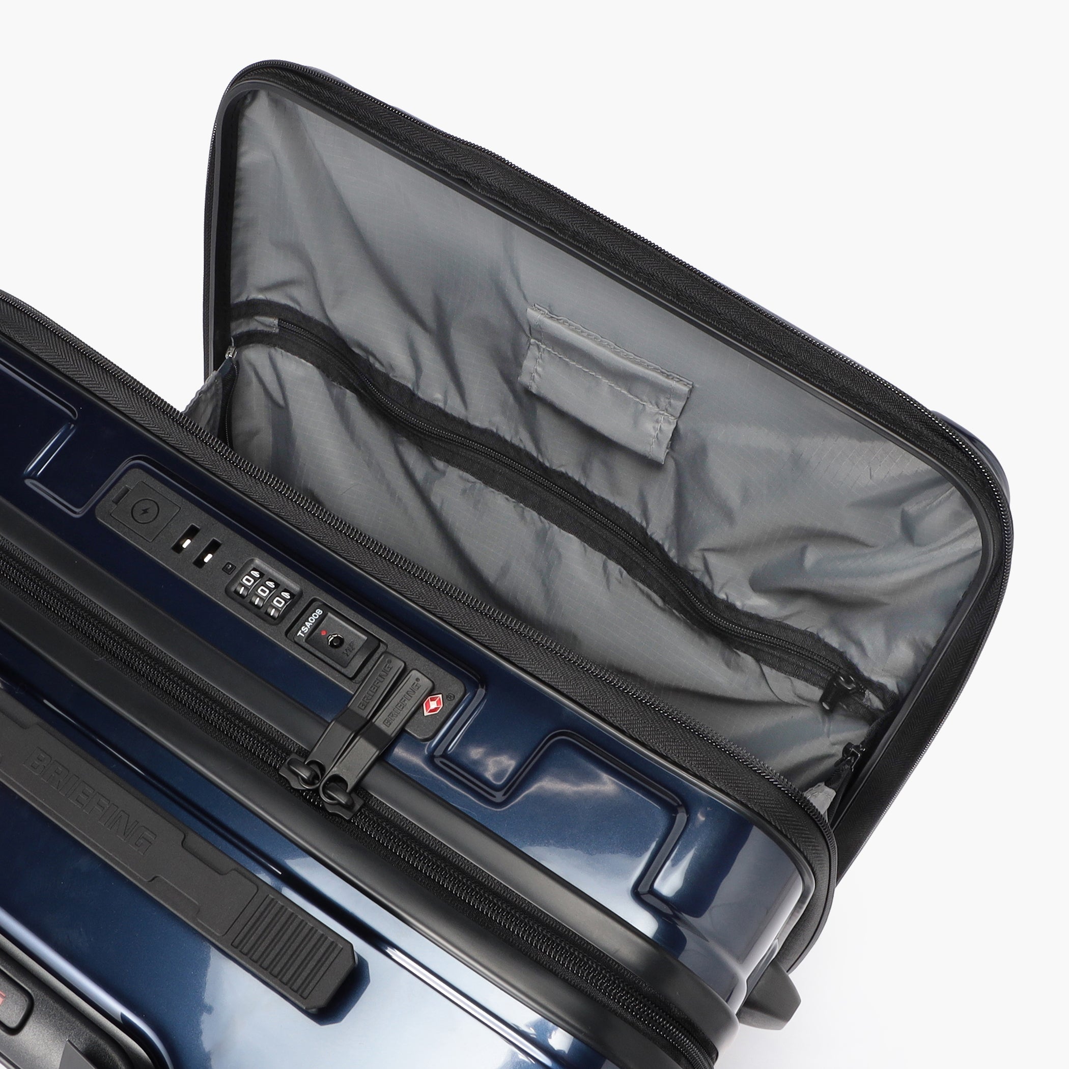 フロントオープンポケットには、ペンホルダーも搭載されています。