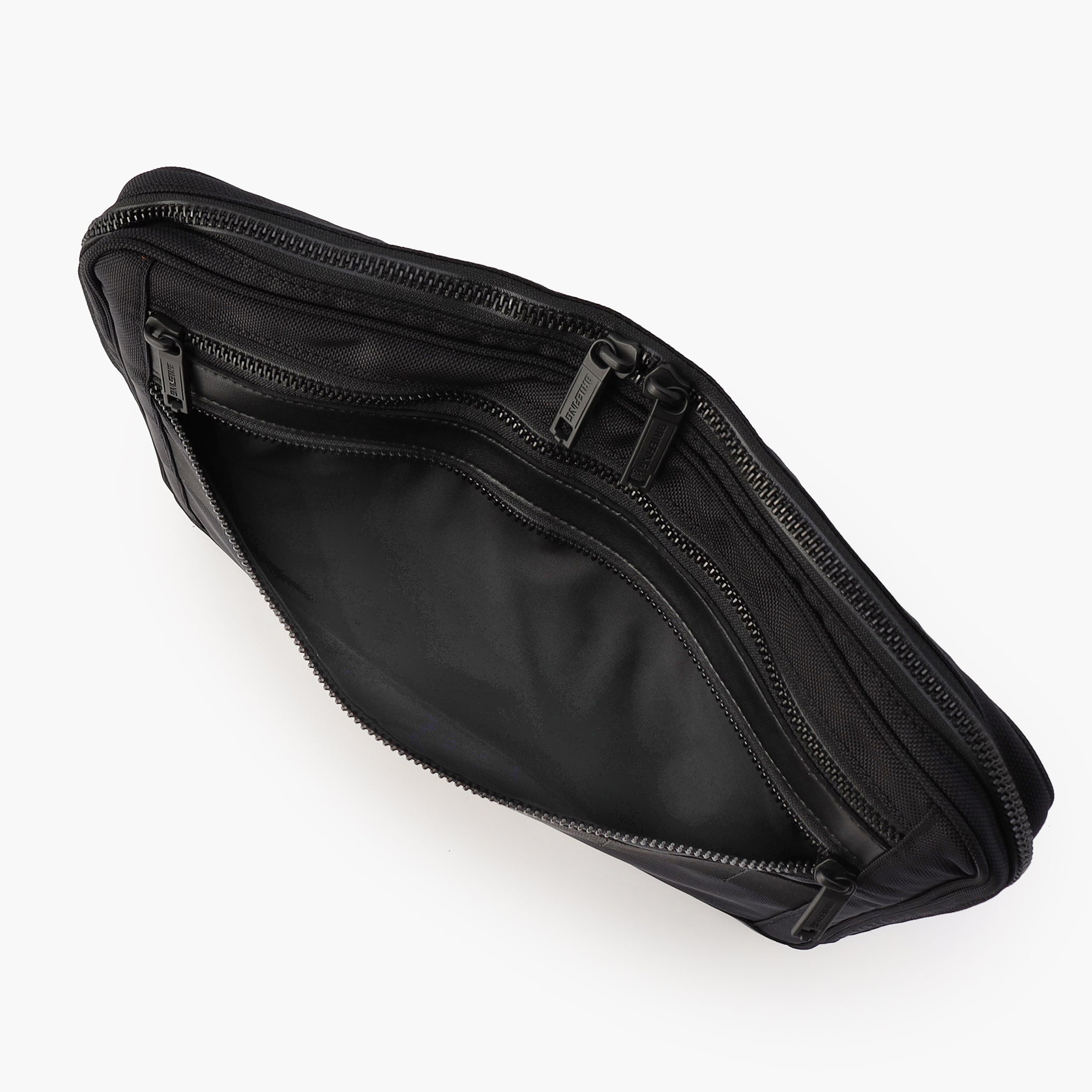 フロントにも、ポケットを完備しアイテムごとの収納がしやすくなっています。