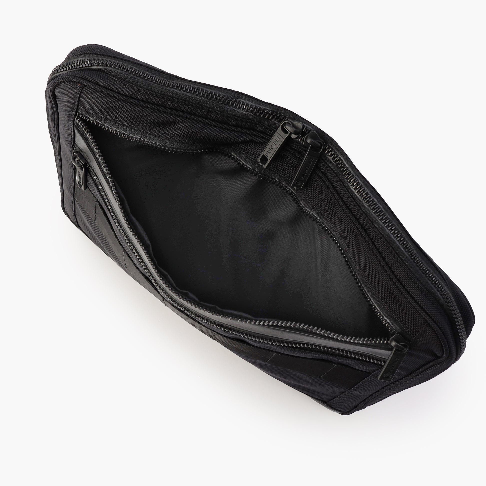 フロントにも、ポケットを完備しアイテムごとの収納がしやすくなっています。