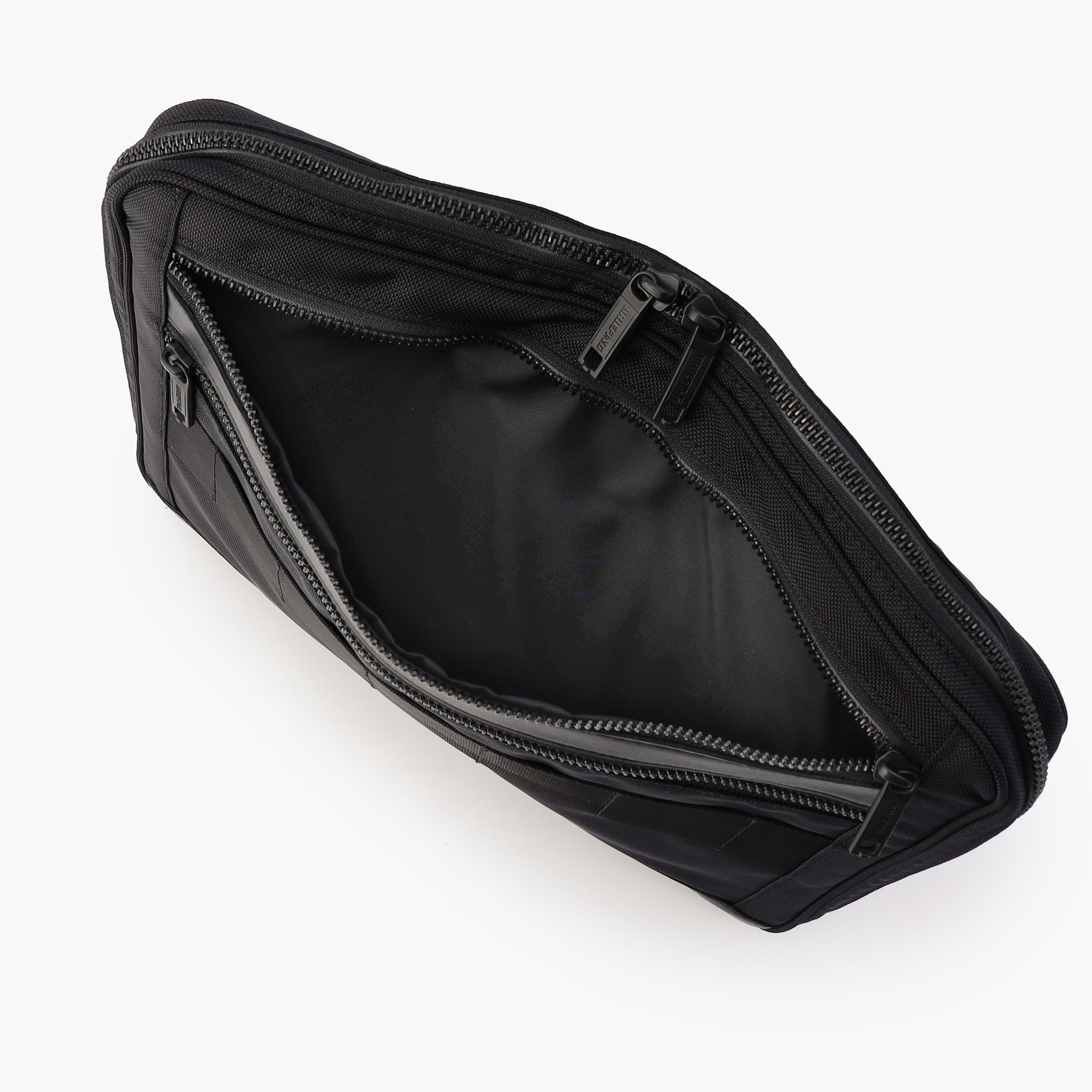 フロントにも、ポケットを完備しアイテムごとの収納がしやすくなっています。