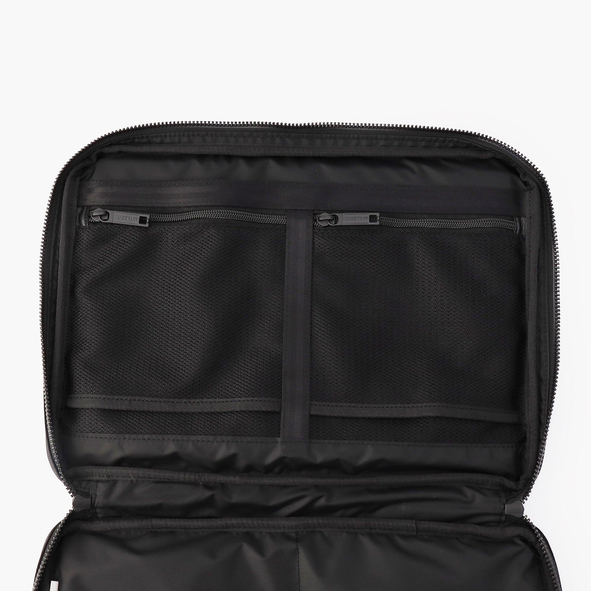 PCの周辺機器などガジェット類を、仕分け収納するのに便利なメッシュポケットを完備。メッシュなので収納アイテムも一目で分かりやすい。