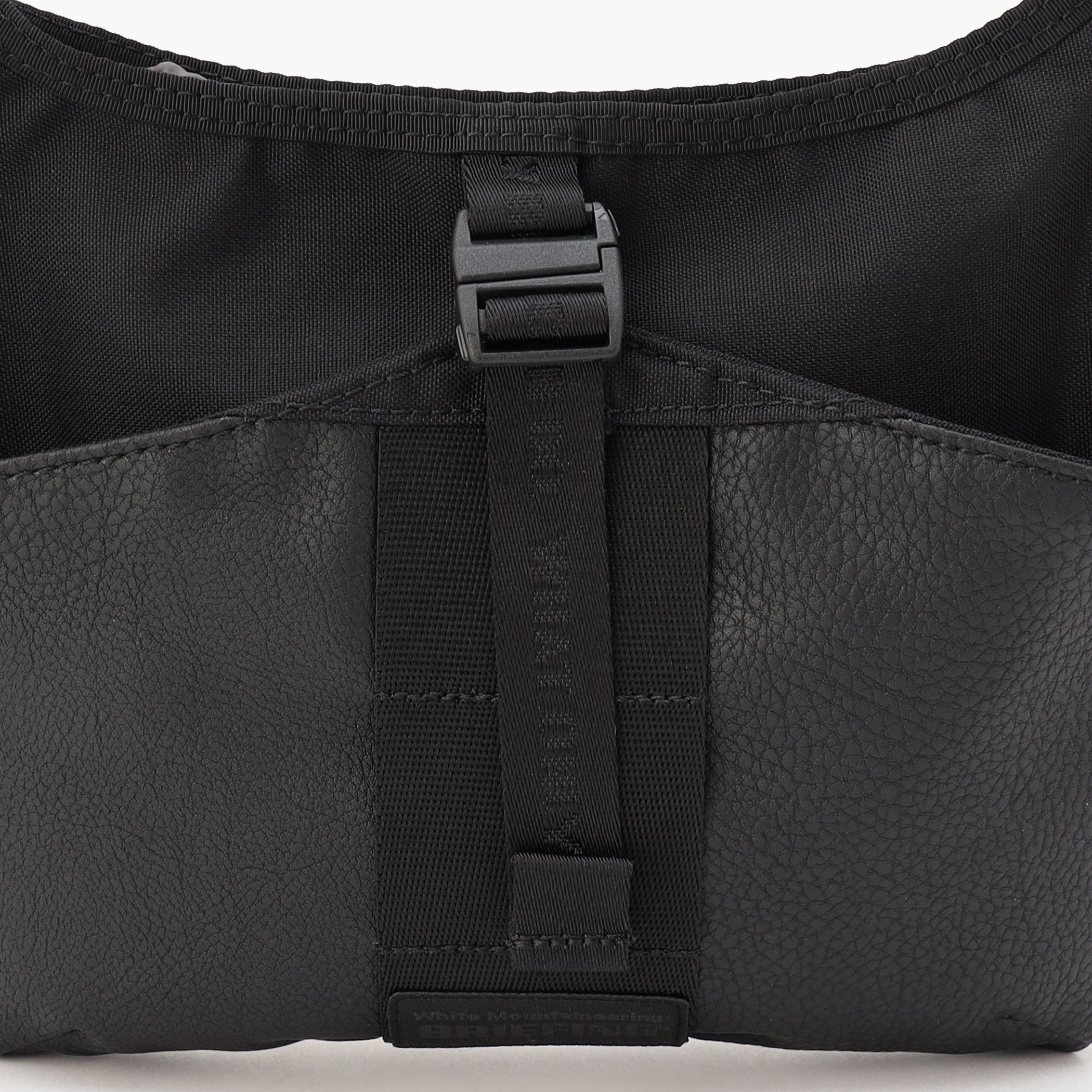 ショルダーやフロントの調整ベルトには、「BLK」ラインのコンセプトワード「BLACK LAYER KNOWLEDGE(黒を重ねる知識)」をジャガードで表現。