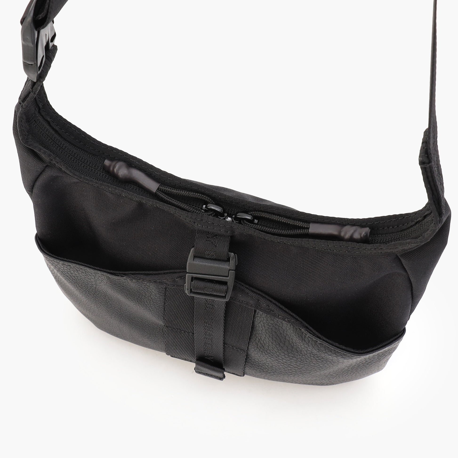 本体には、本革のような柔らかさとしなやかさを持つシンセティックレザーと、耐水性に優れたナイロンの2種類の素材を採用。