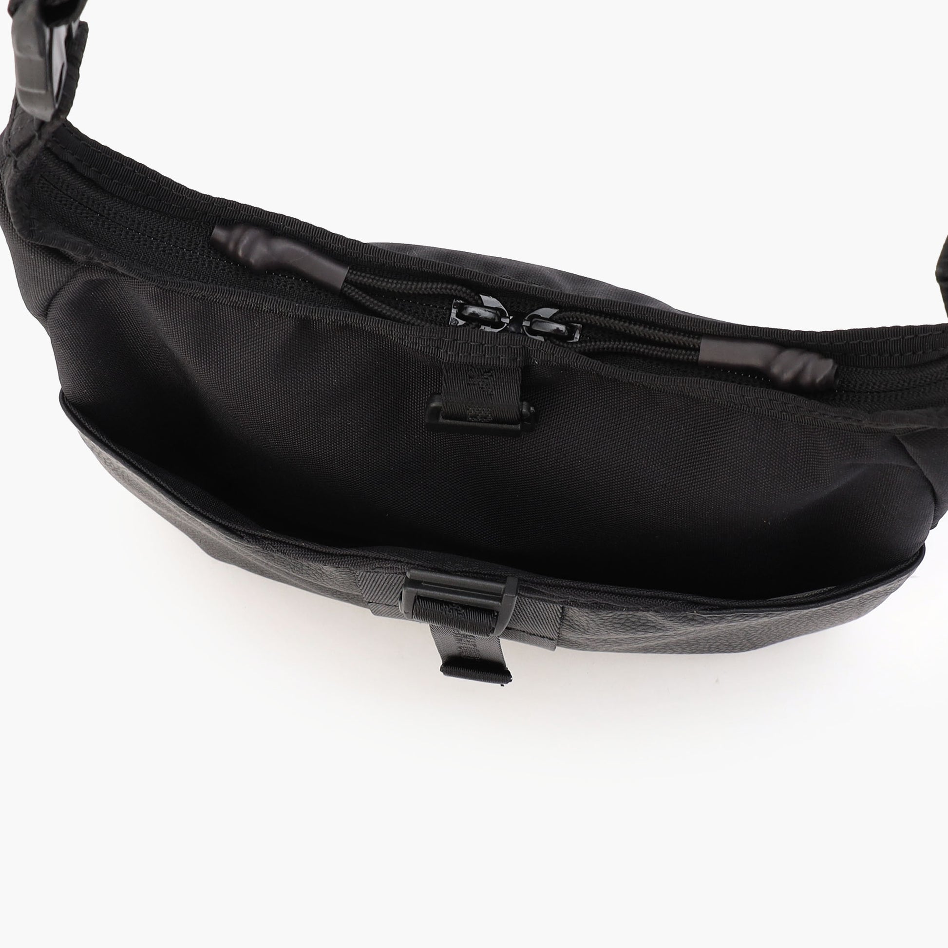 頻繁に出し入れするアイテムの収納に便利なポケットをフロントに配置。