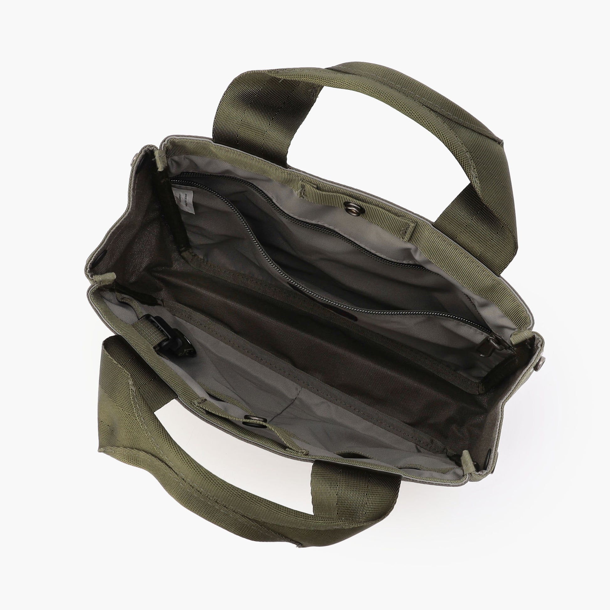 内装にもポケットを配し、細かなアイテムの仕分け収納に最適。