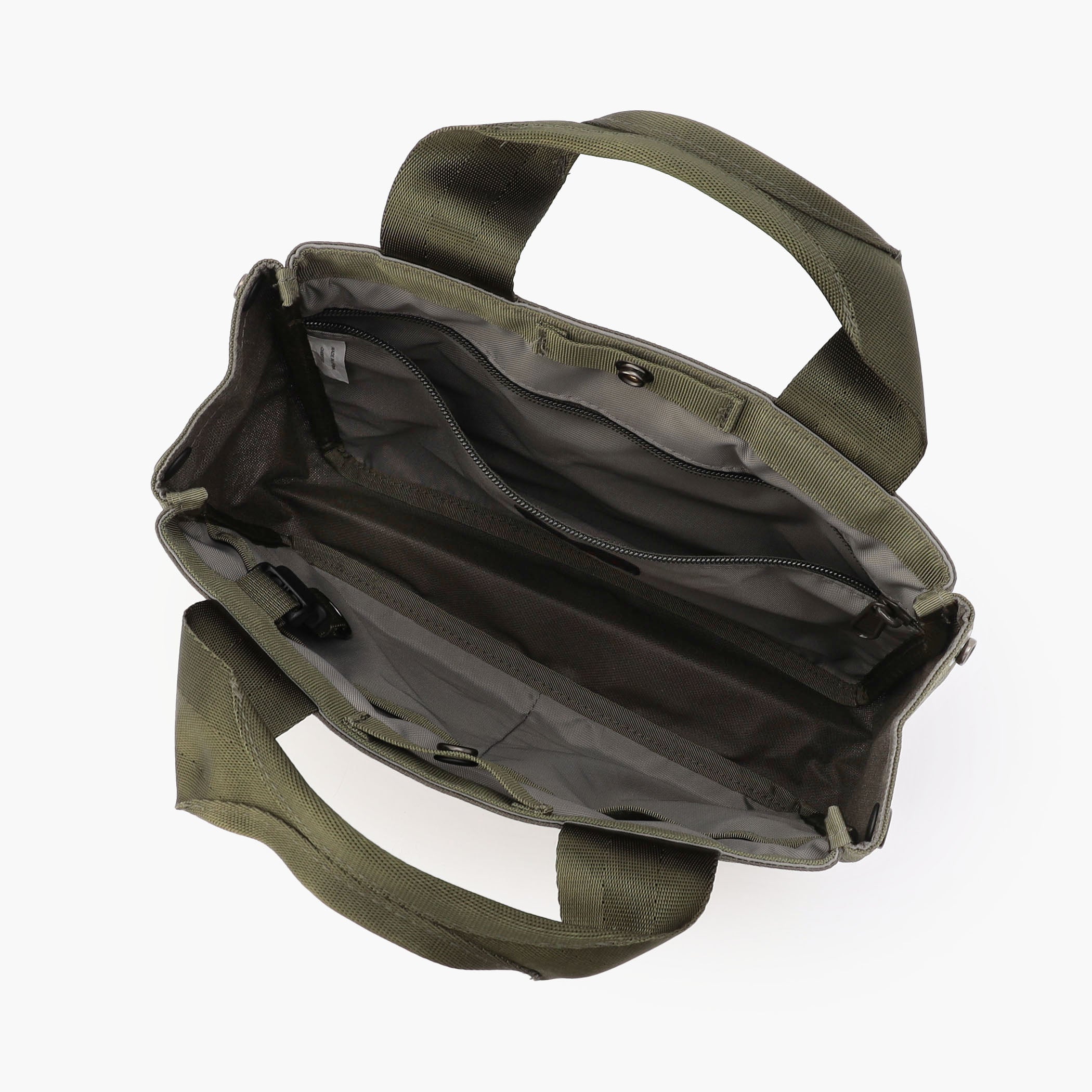 内装にもポケットを配し、細かなアイテムの仕分け収納に最適。