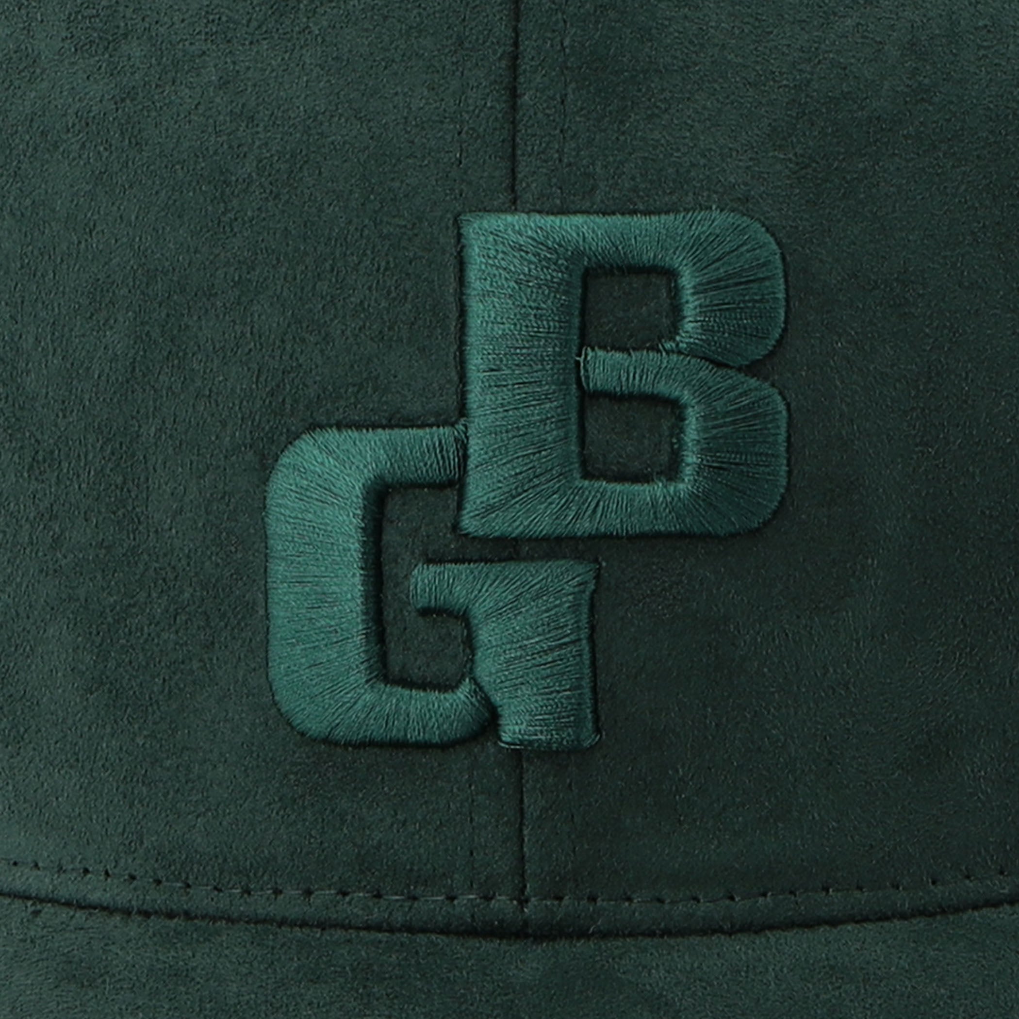 スエードタッチの素材を採用した、秋冬の装いに相性抜群。