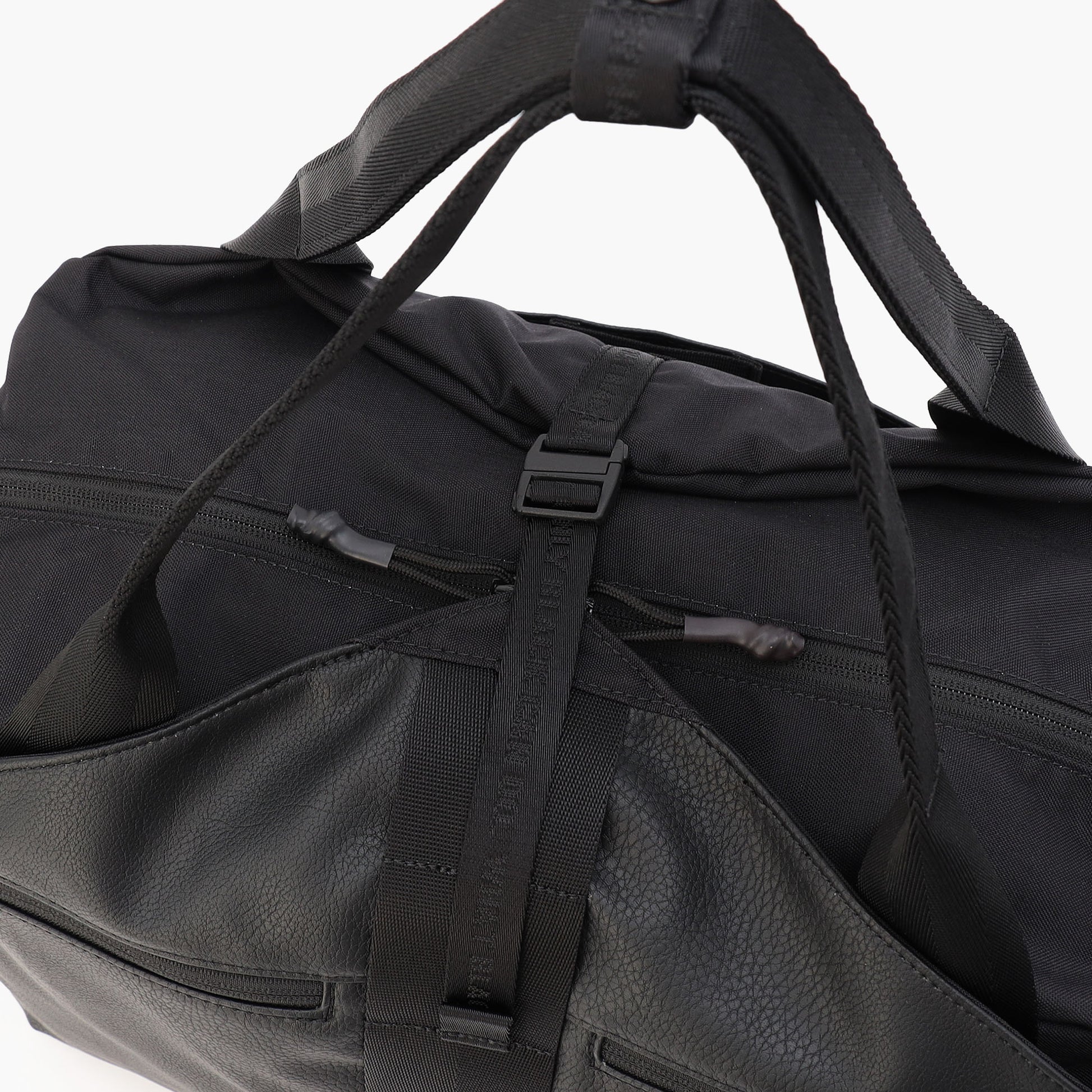 荷物が増えた際など、バッグの上部のバックルでサイズの調整がある程度可能。また、アウターやヨガマットなどのアイテムを固定して持ち運ぶことも可能です。