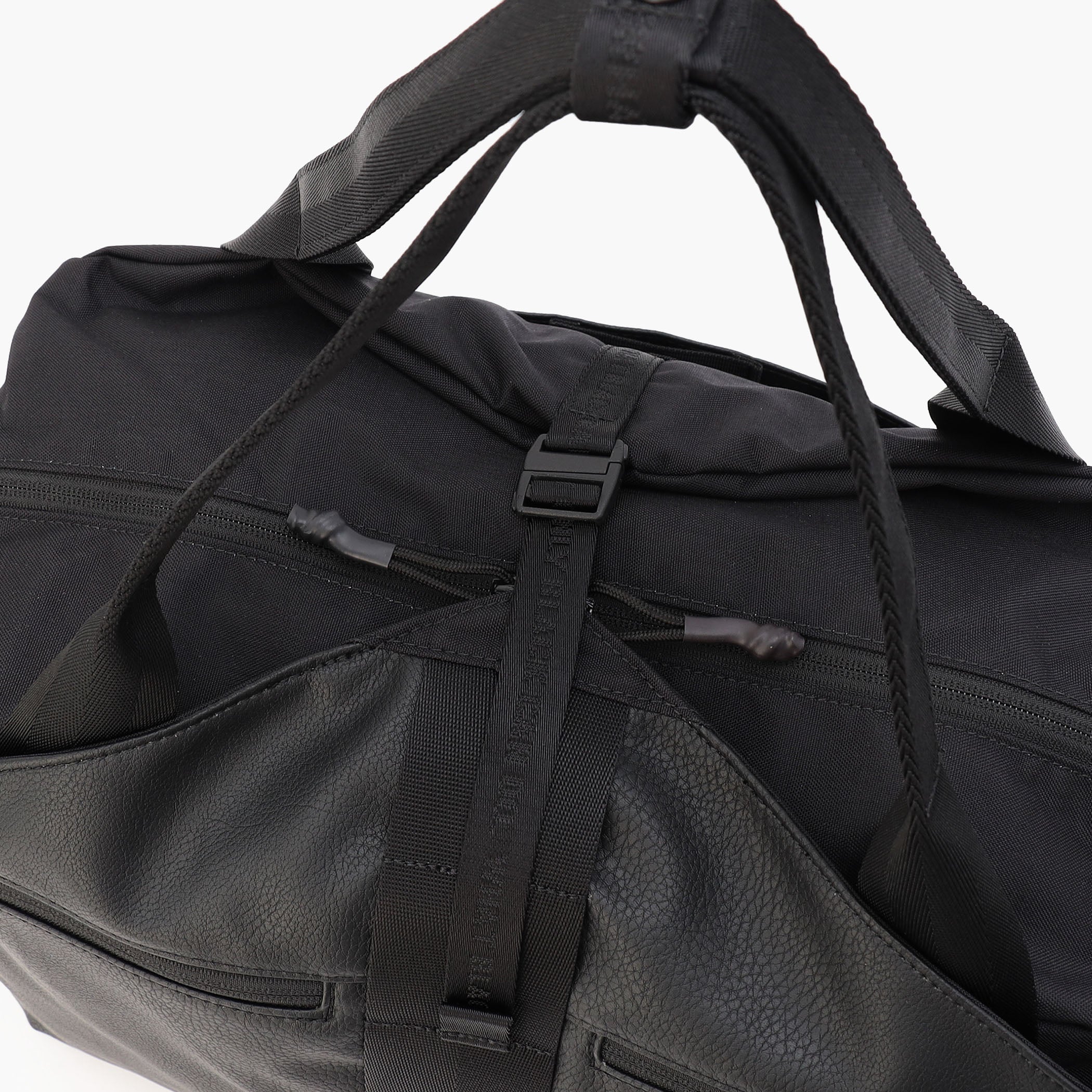 荷物が増えた際など、バッグの上部のバックルでサイズの調整がある程度可能。また、アウターやヨガマットなどのアイテムを固定して持ち運ぶことも可能です。